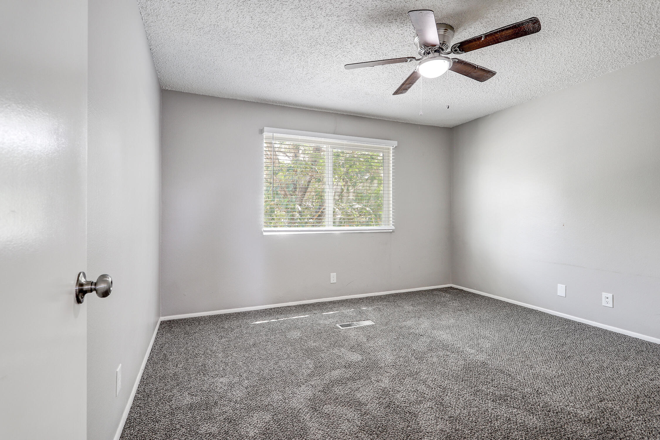 Photo 19 — 1725 Hiawatha Drive NE