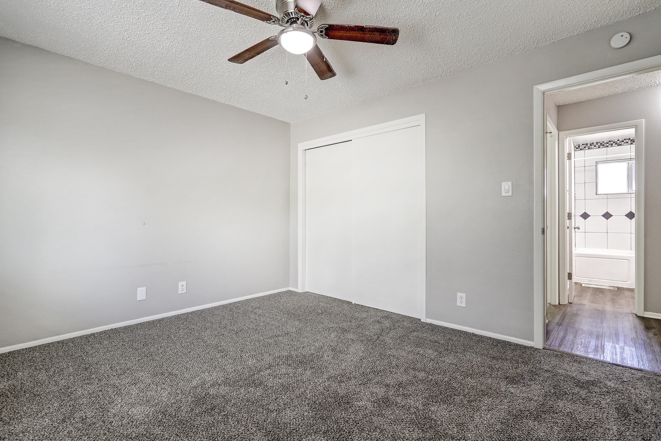 Photo 2 — 1725 Hiawatha Drive NE