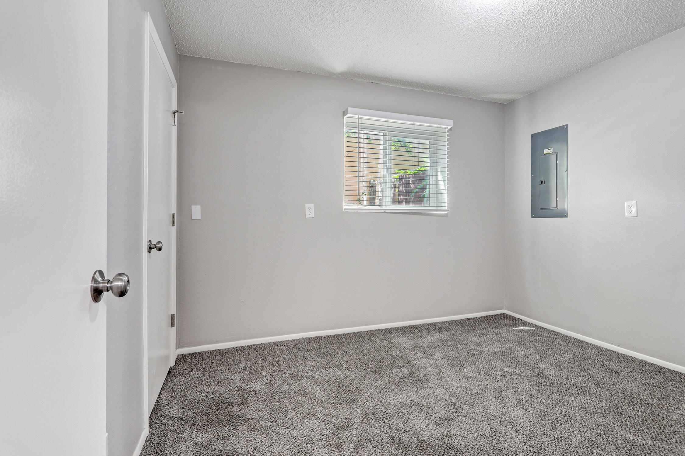 Photo 5 — 1725 Hiawatha Drive NE
