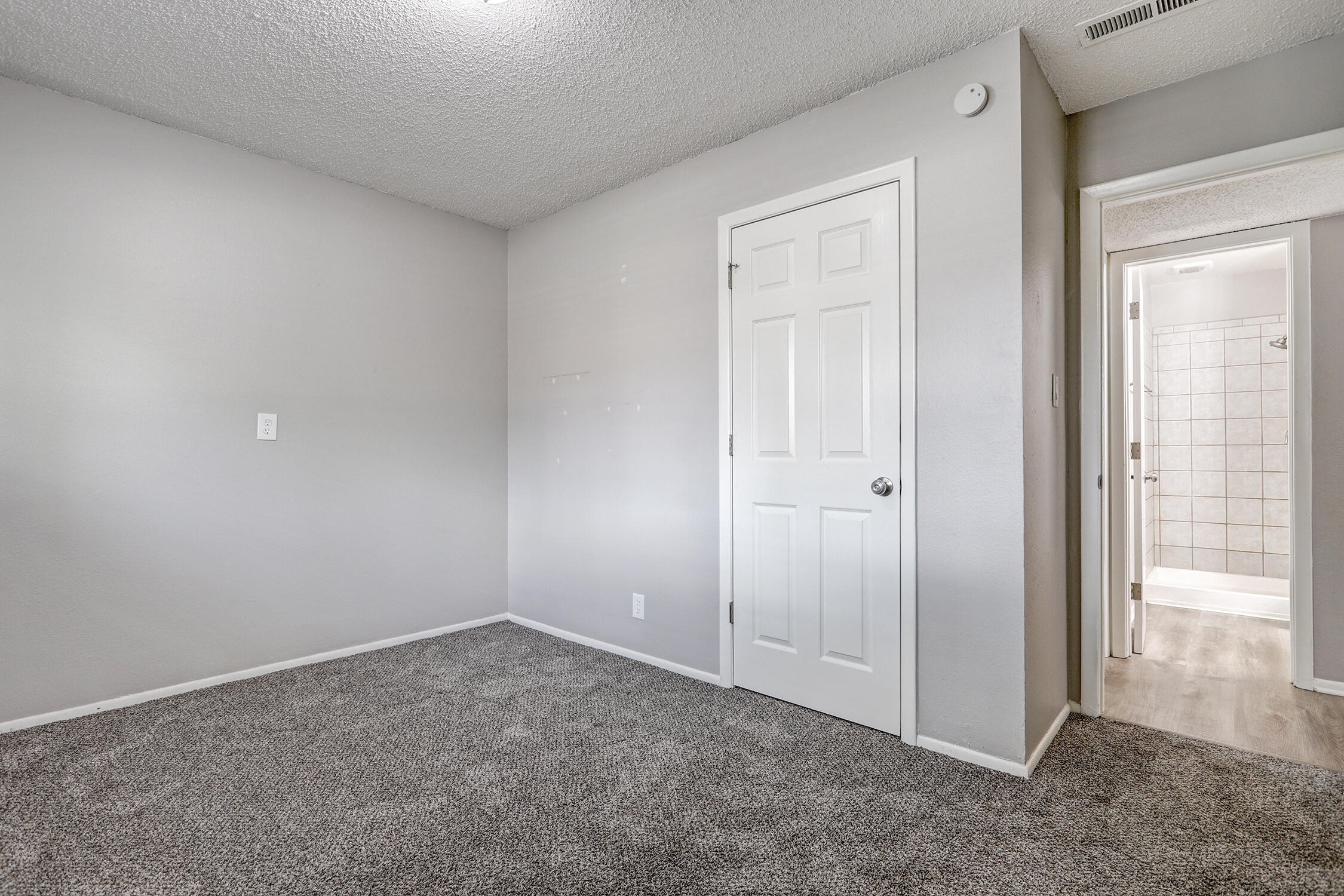 Photo 8 — 1725 Hiawatha Drive NE