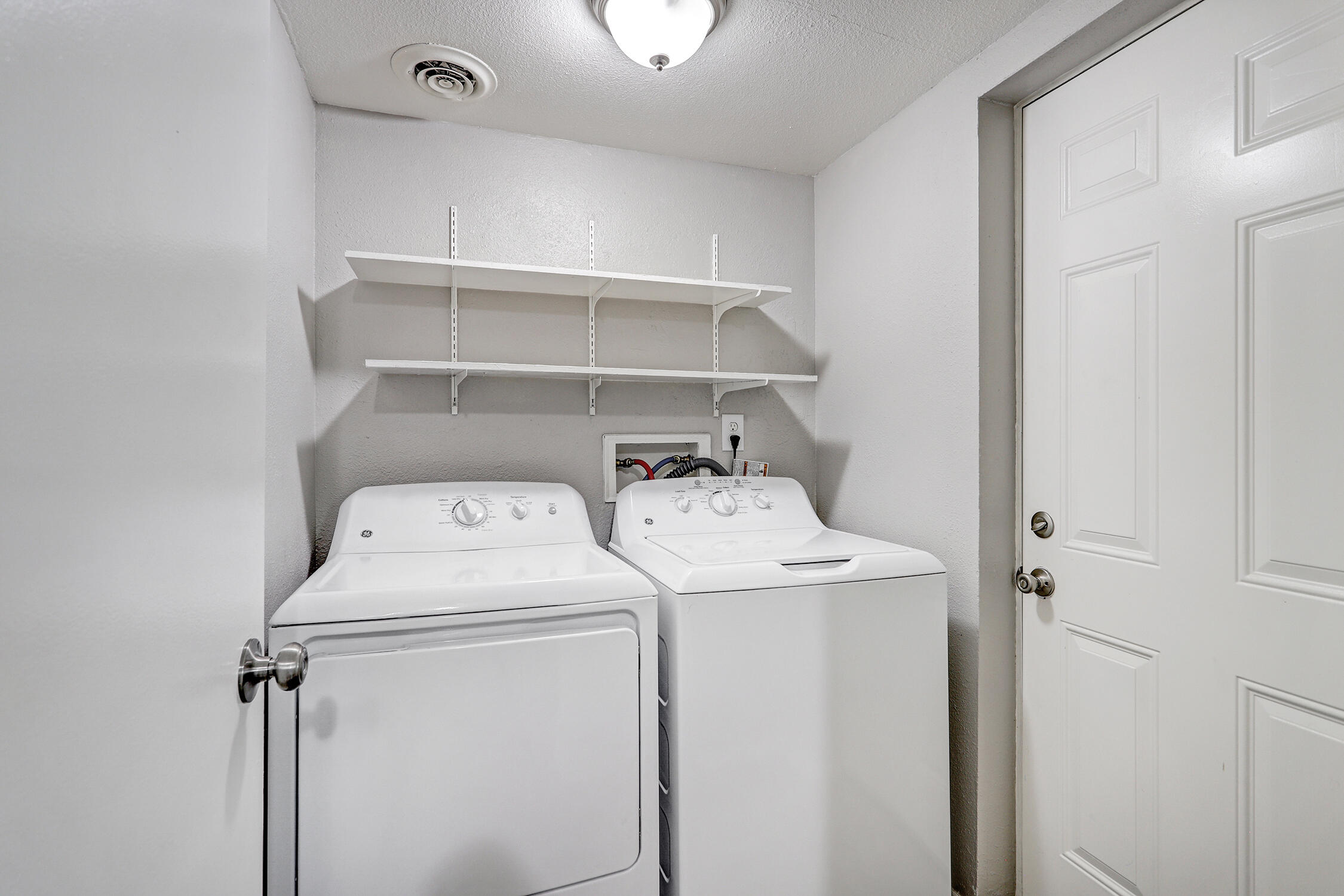 Photo 9 — 1725 Hiawatha Drive NE