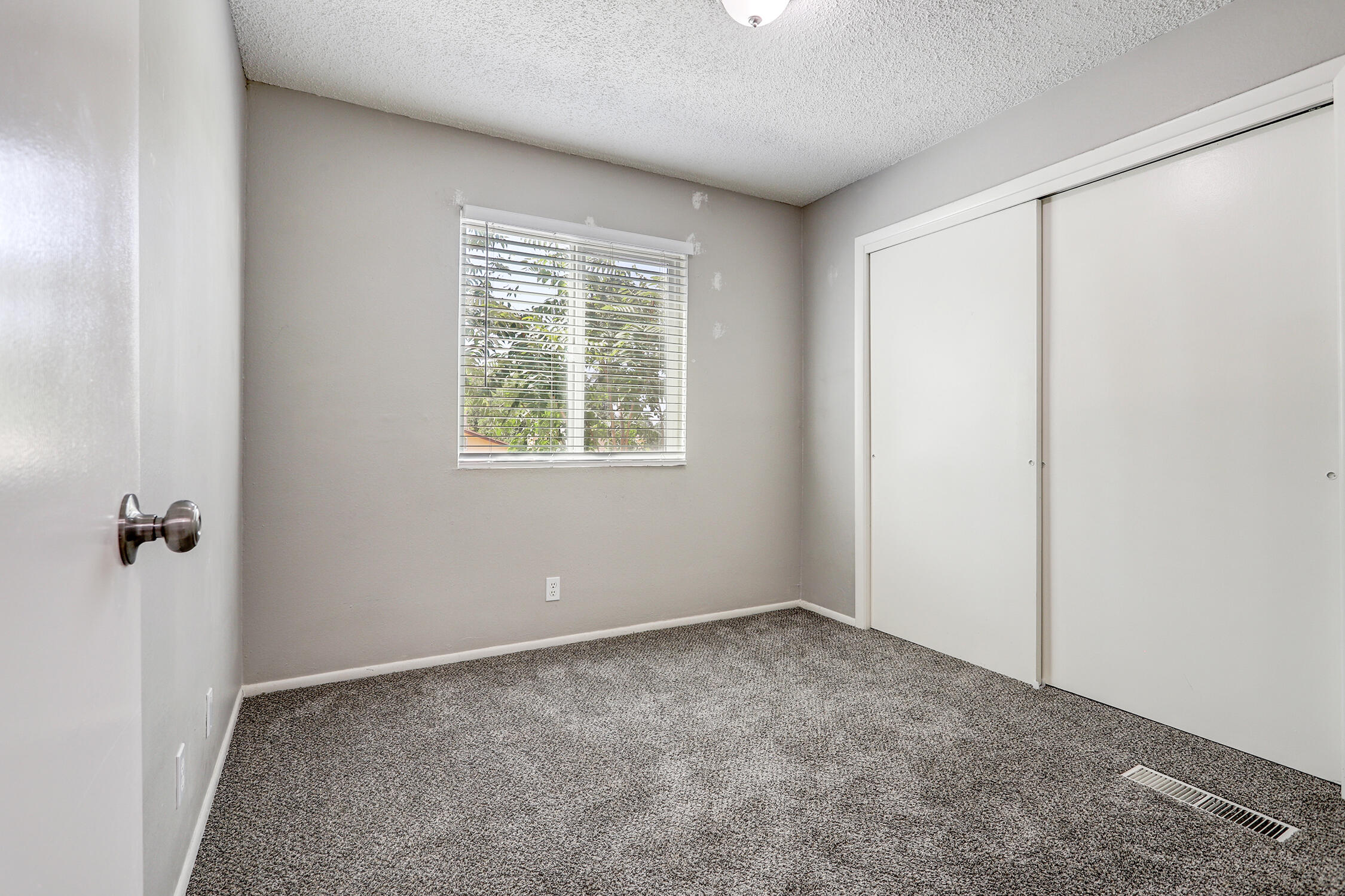 Photo 17 — 1725 Hiawatha Drive NE