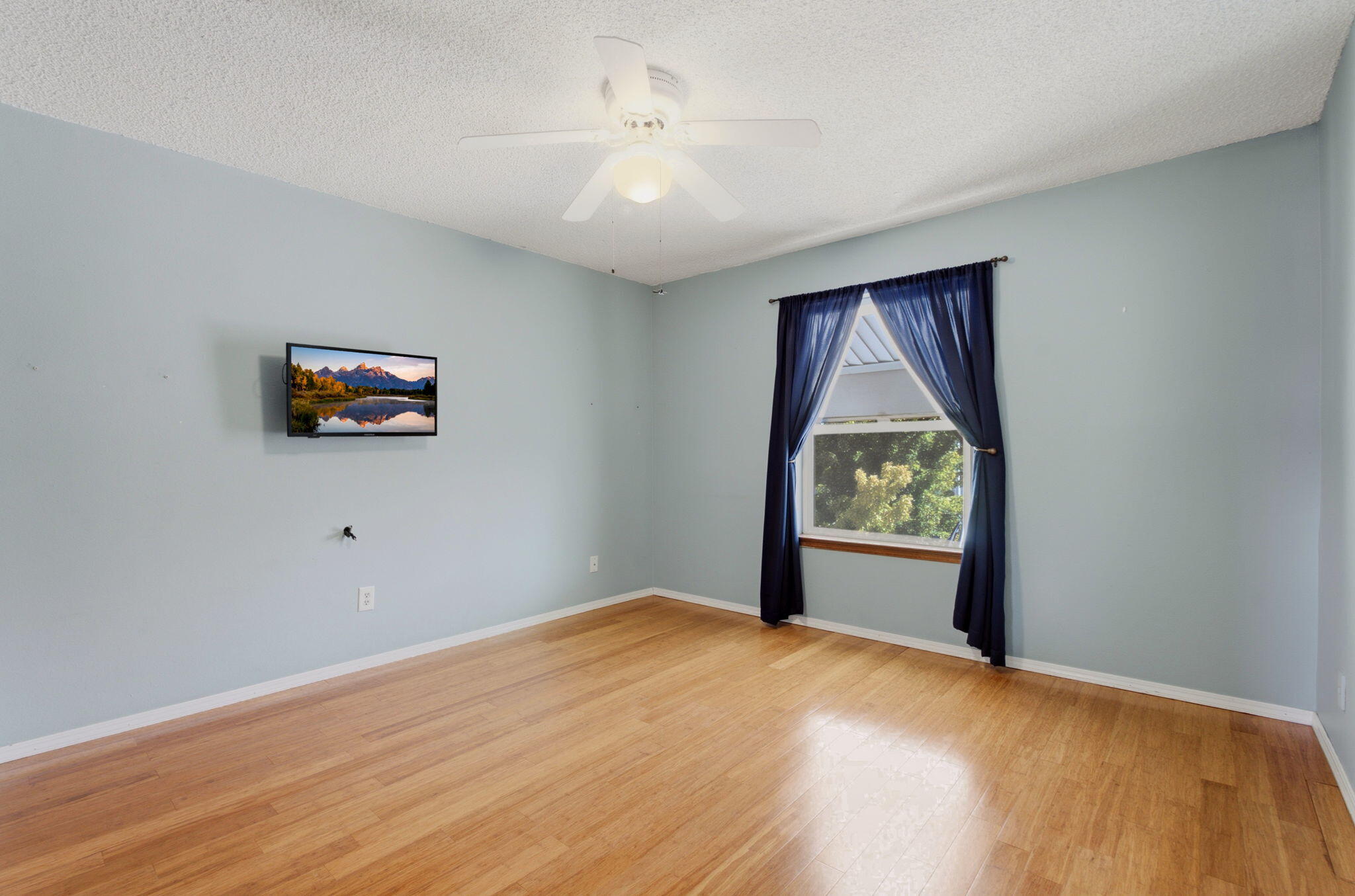 Photo 4 — 6845 Vivian Drive NE
