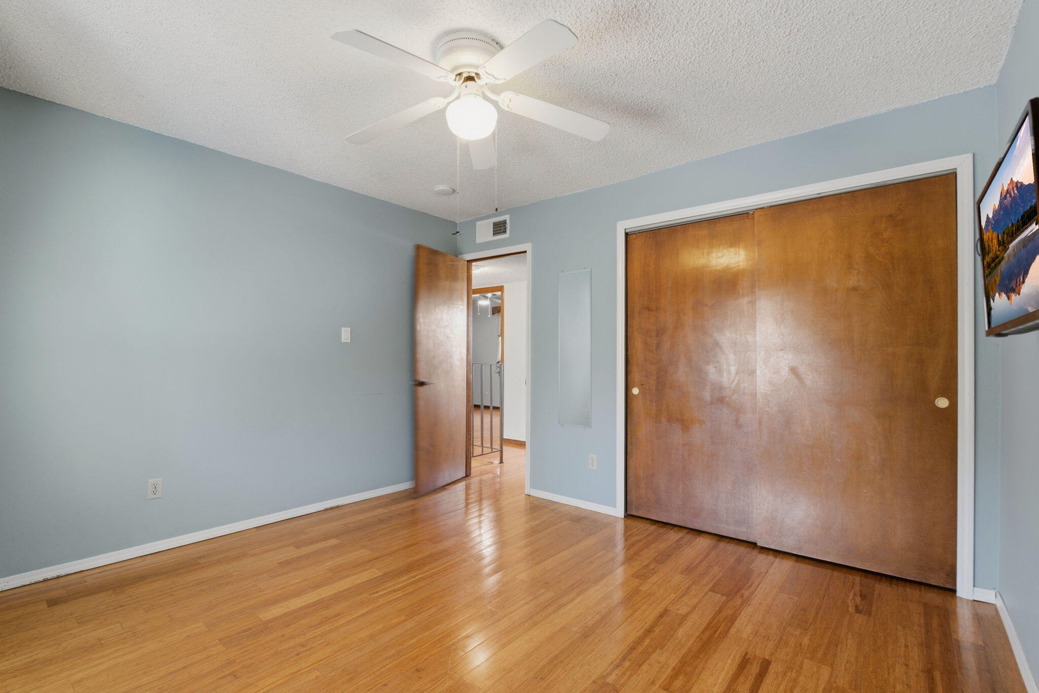 Photo 5 — 6845 Vivian Drive NE