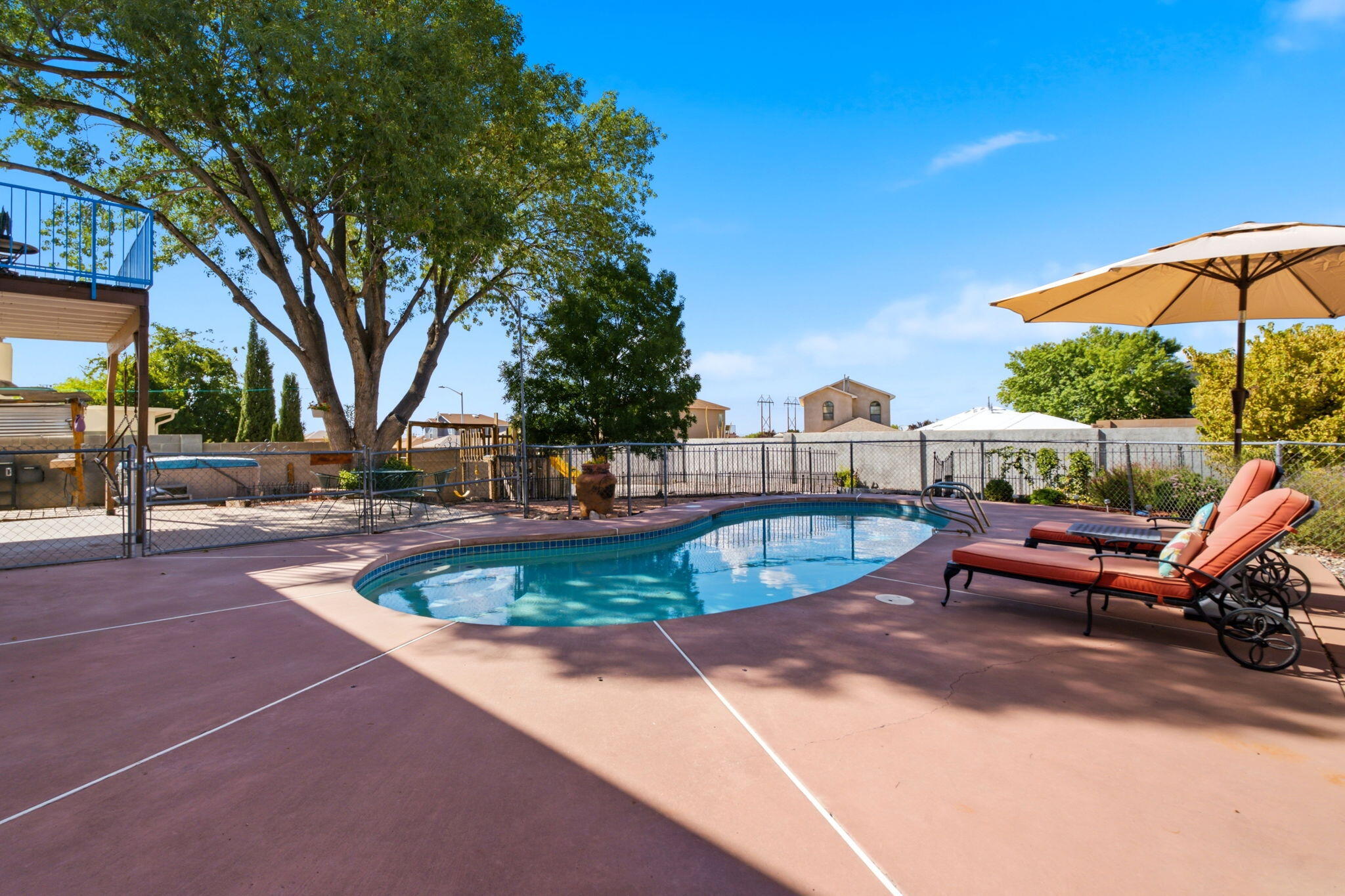 Photo 10 — 6845 Vivian Drive NE