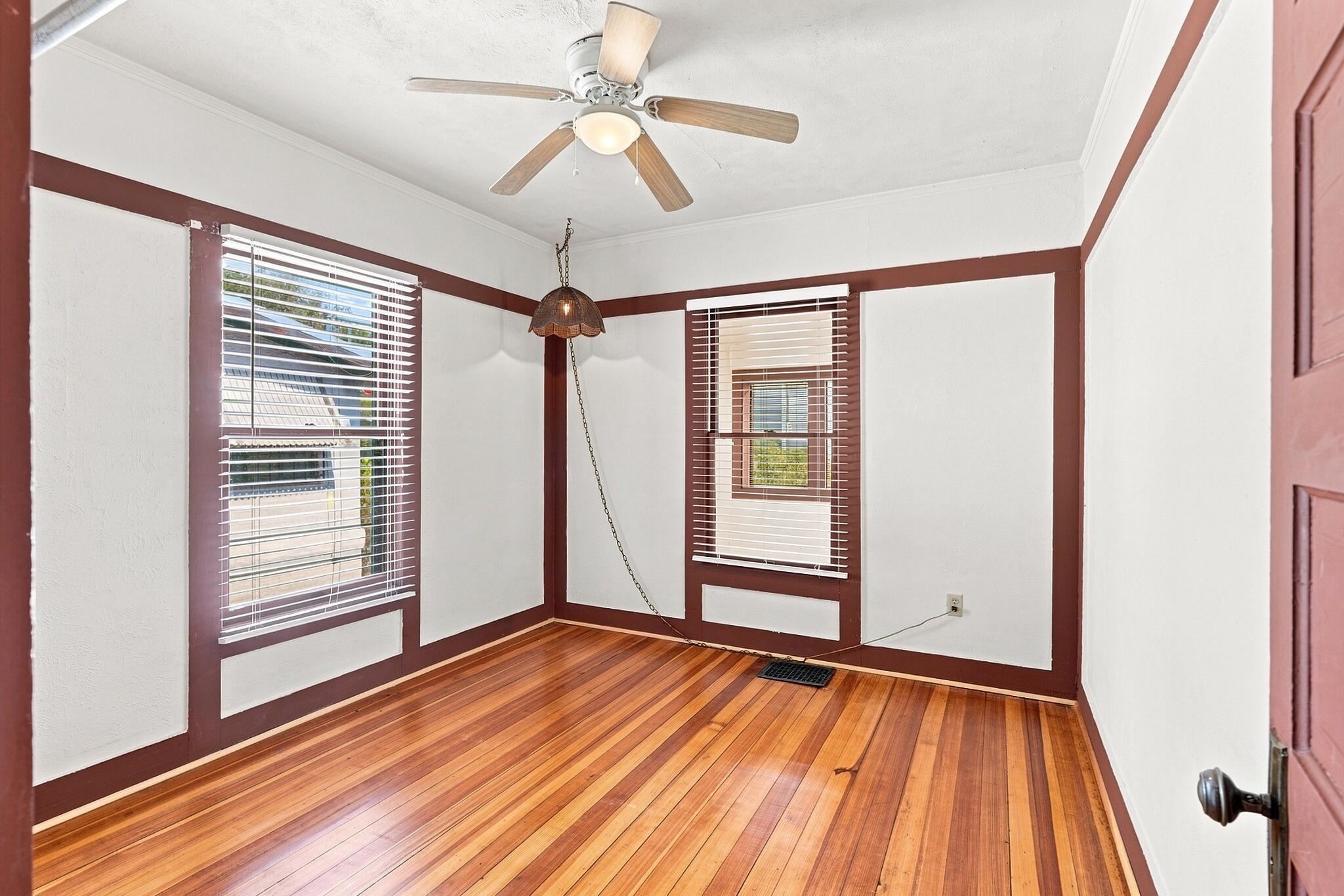 Photo 19 — 718 Coal Avenue SW