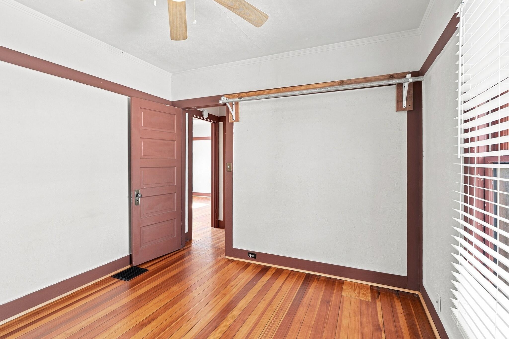 Photo 18 — 718 Coal Avenue SW
