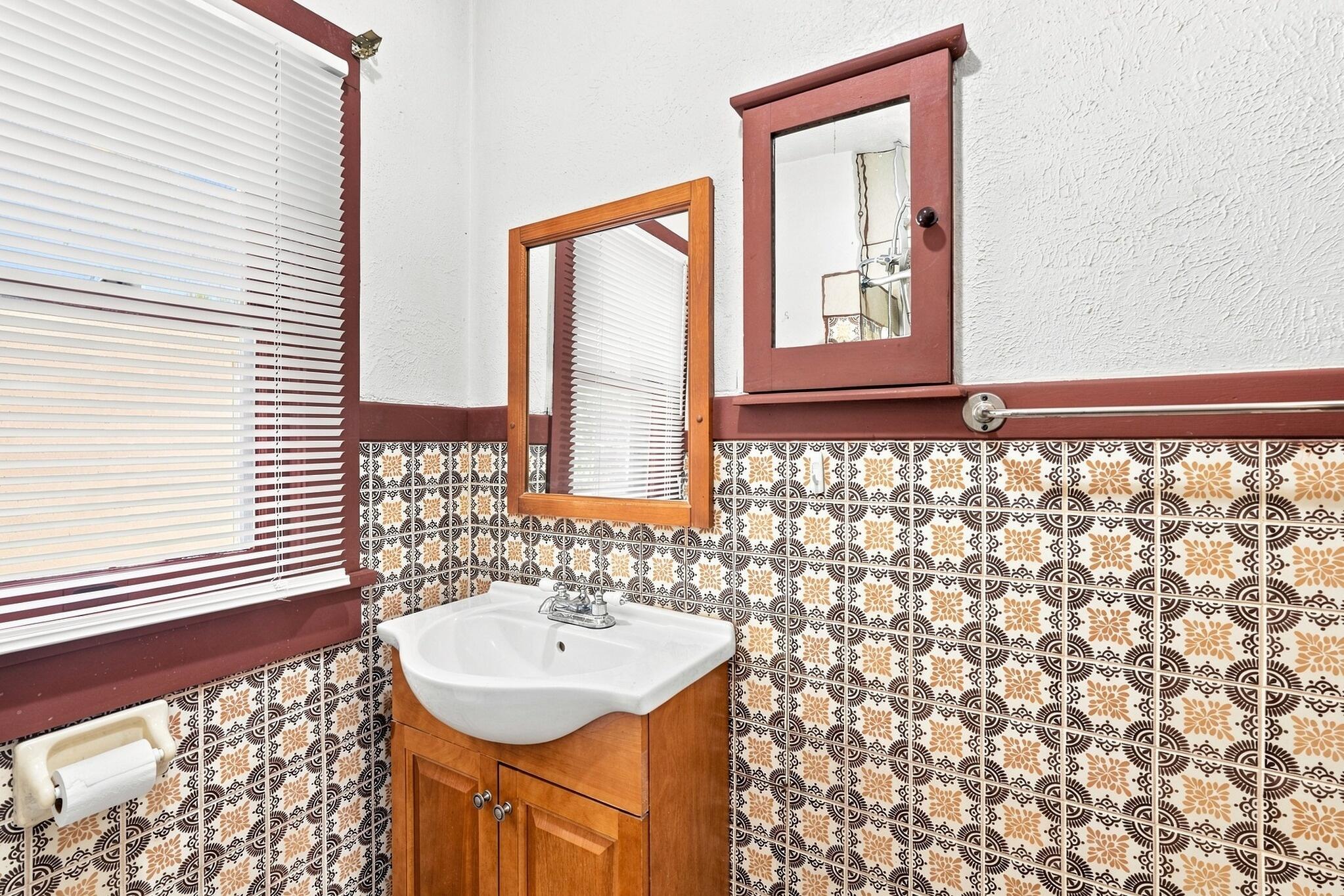 Photo 17 — 718 Coal Avenue SW