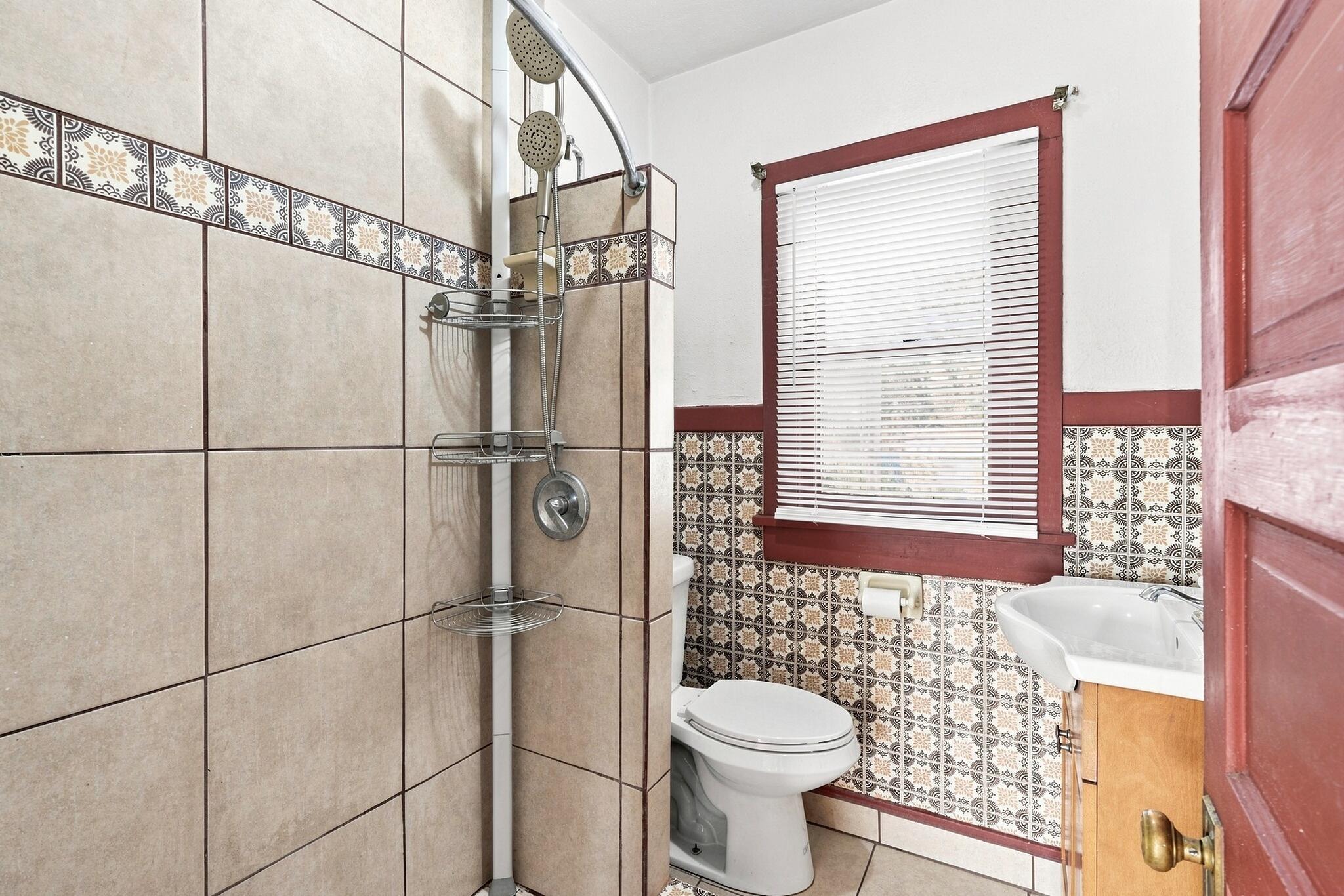 Photo 16 — 718 Coal Avenue SW