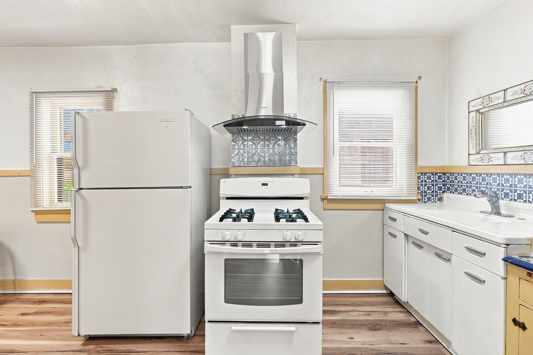 Photo 13 — 718 Coal Avenue SW