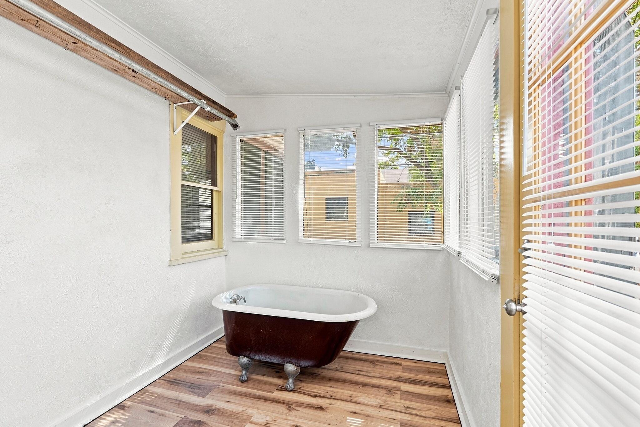 Photo 6 — 718 Coal Avenue SW