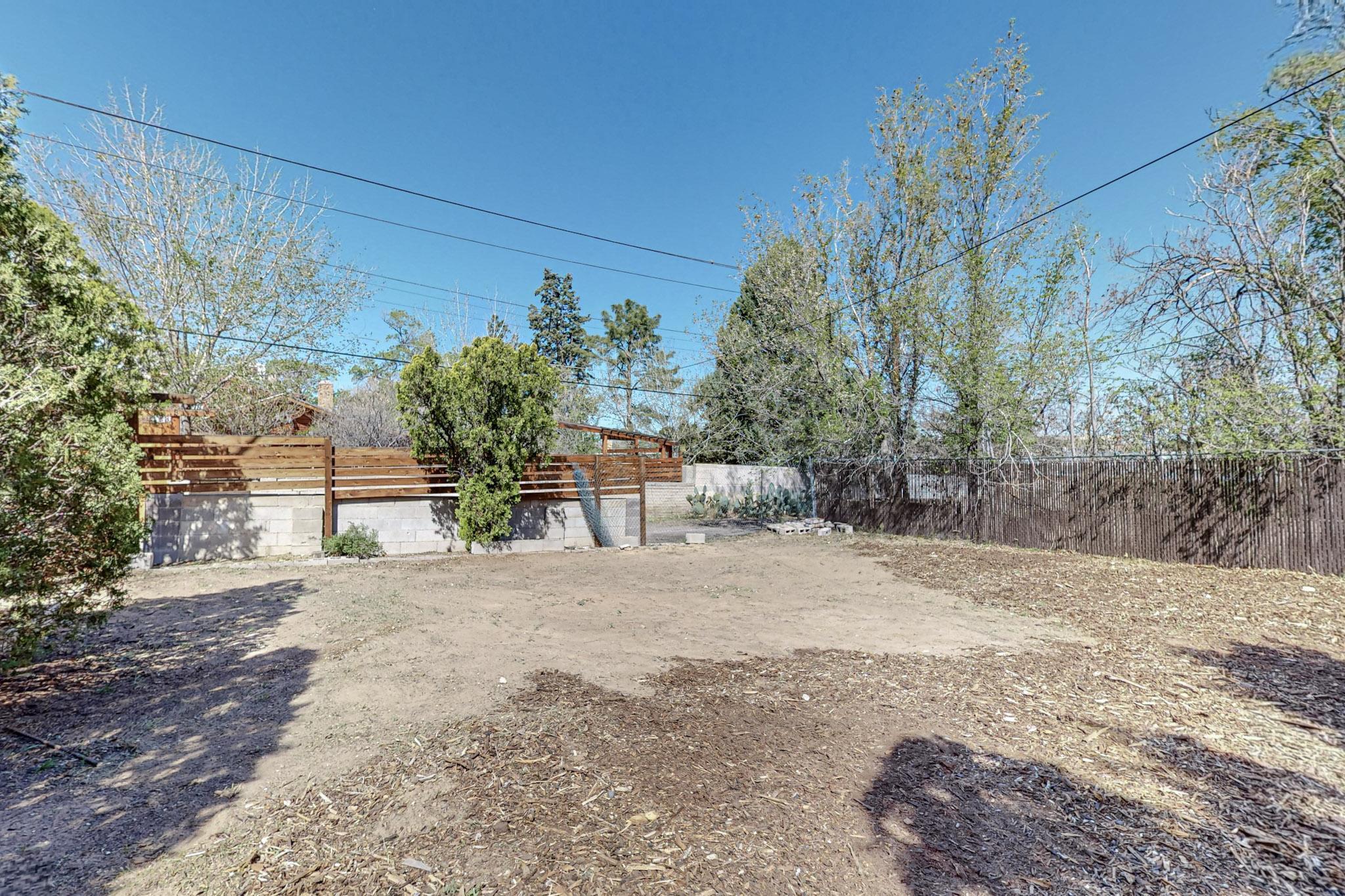 Photo 5 — 211 Amherst Drive SE