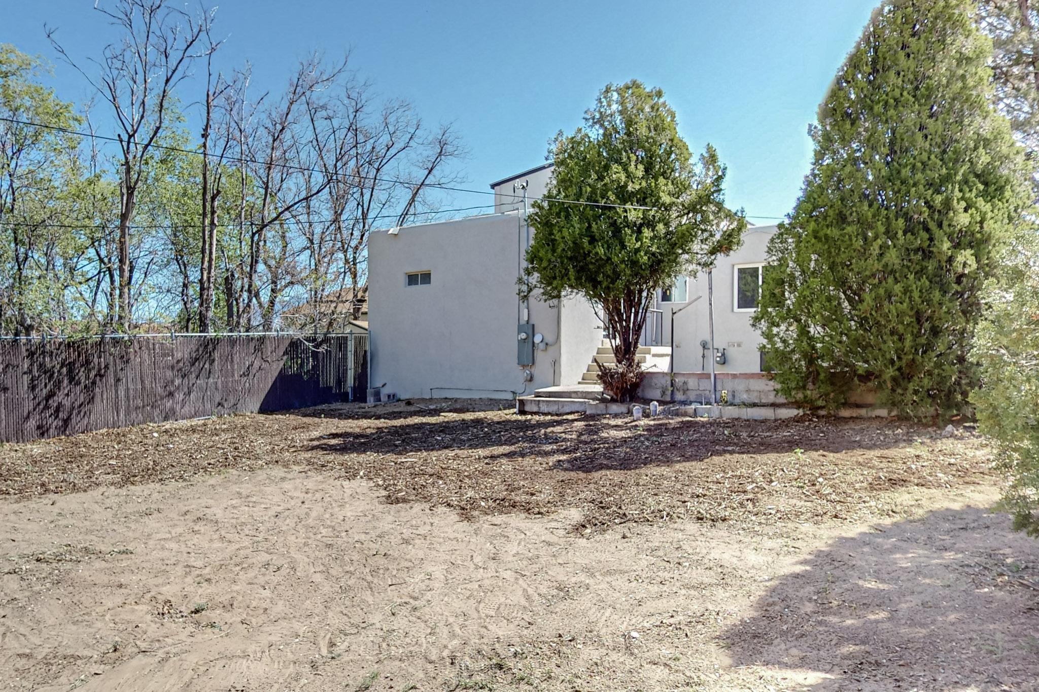 Photo 7 — 211 Amherst Drive SE