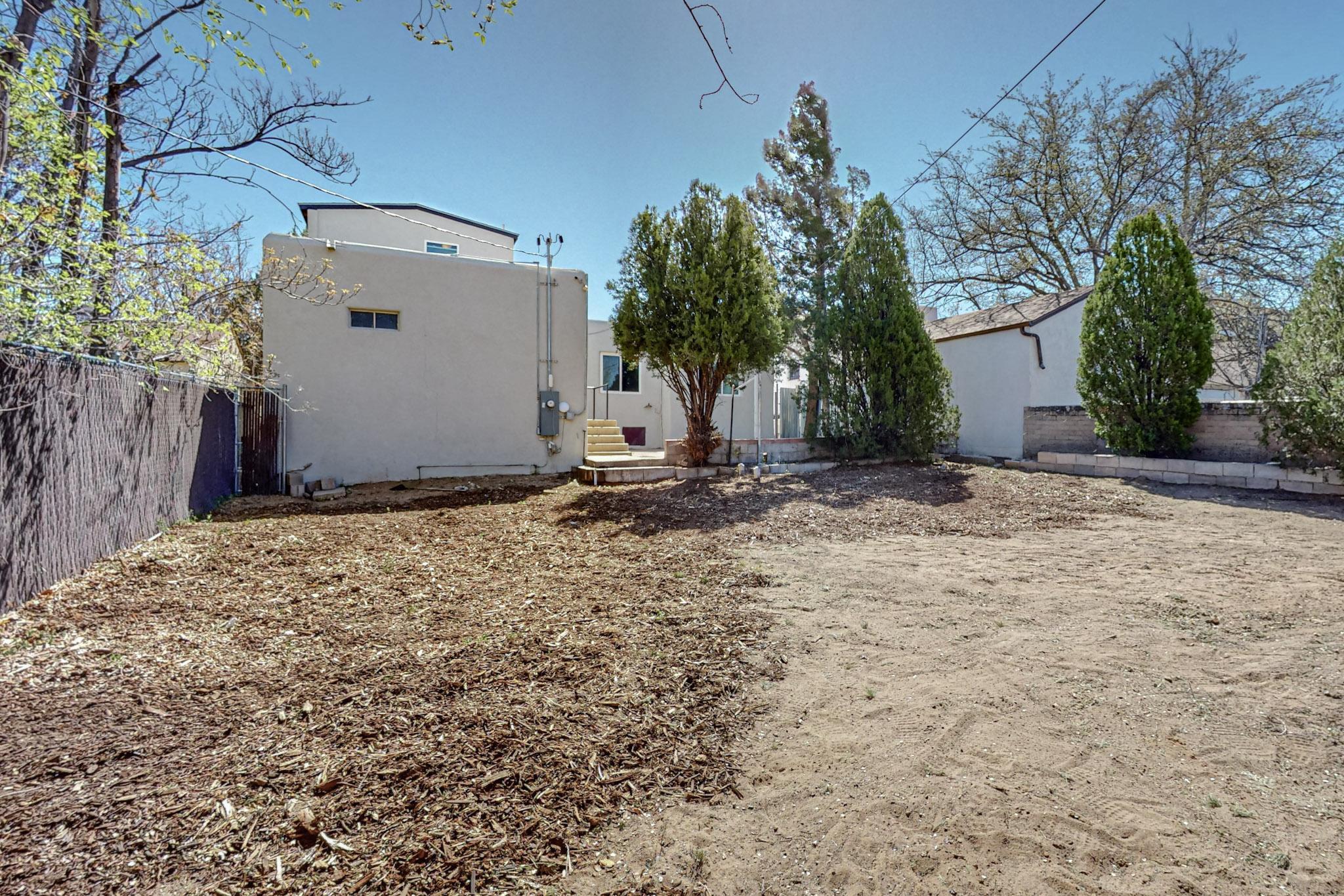 Photo 3 — 211 Amherst Drive SE
