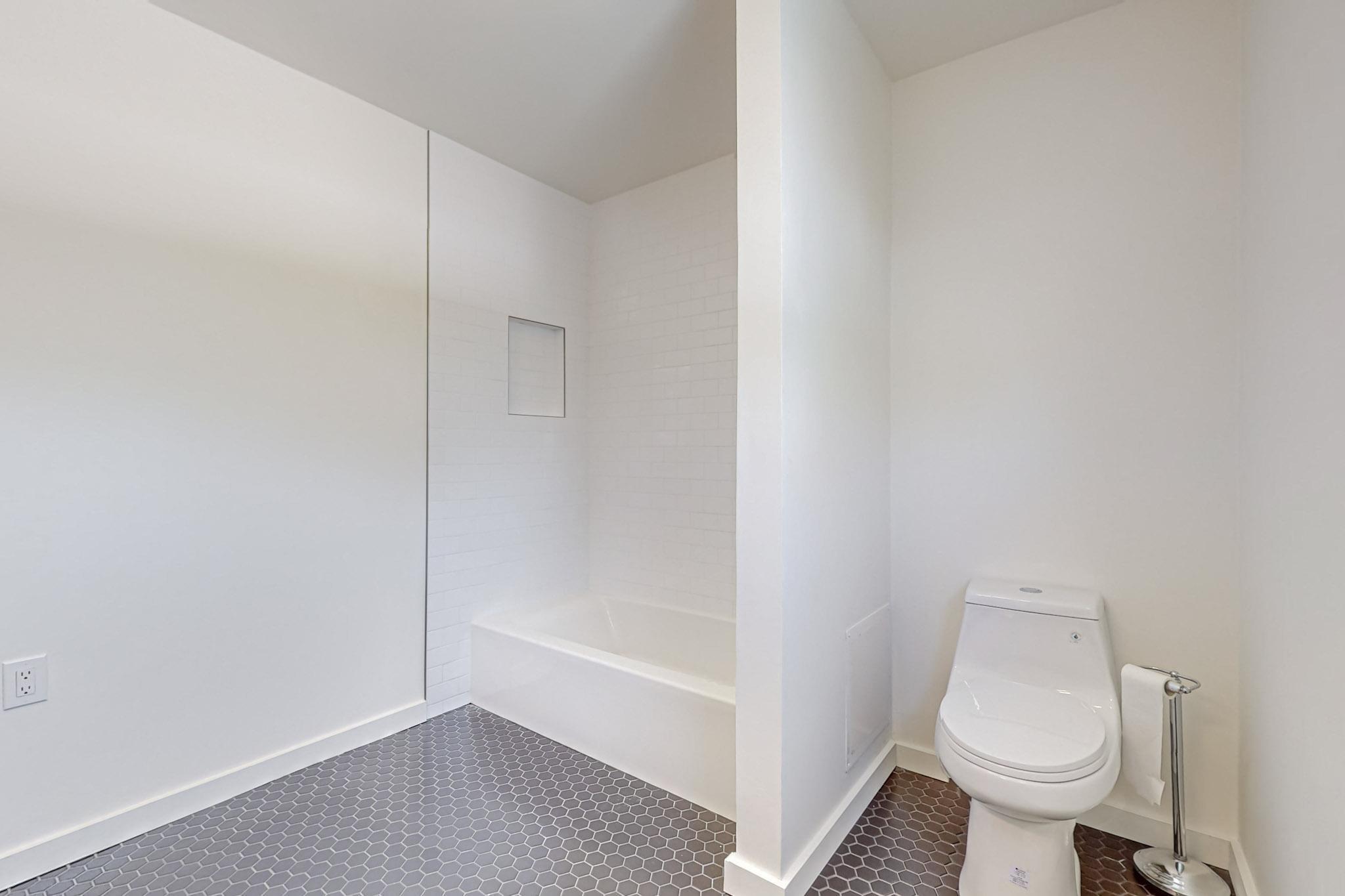 Photo 11 — 211 Amherst Drive SE