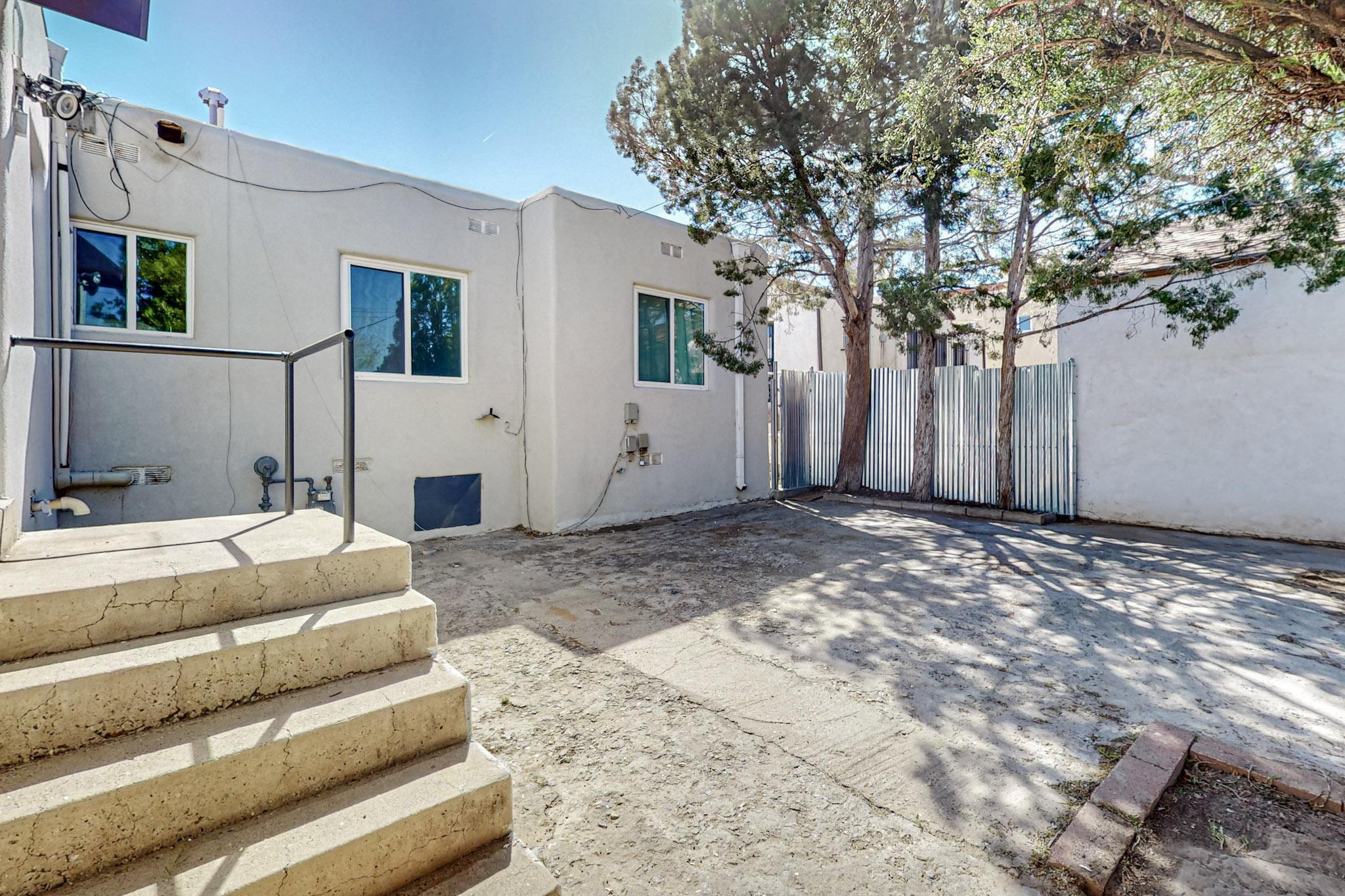 Photo 12 — 211 Amherst Drive SE