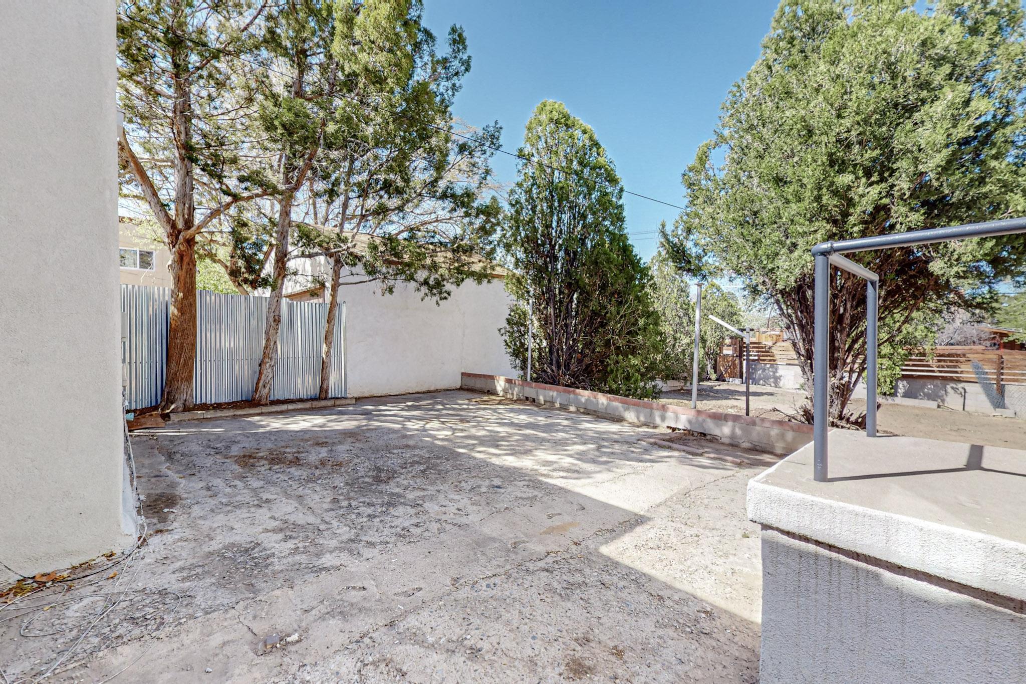 Photo 14 — 211 Amherst Drive SE