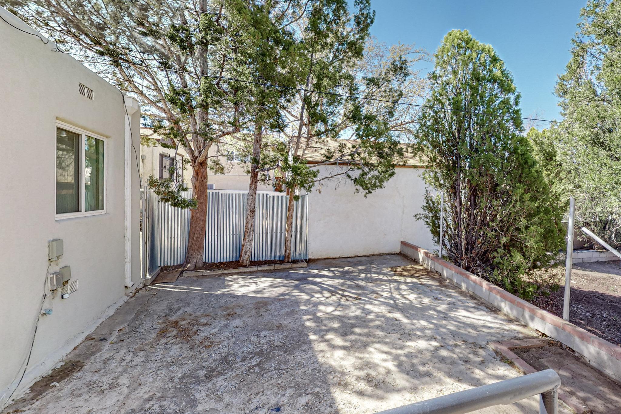 Photo 15 — 211 Amherst Drive SE