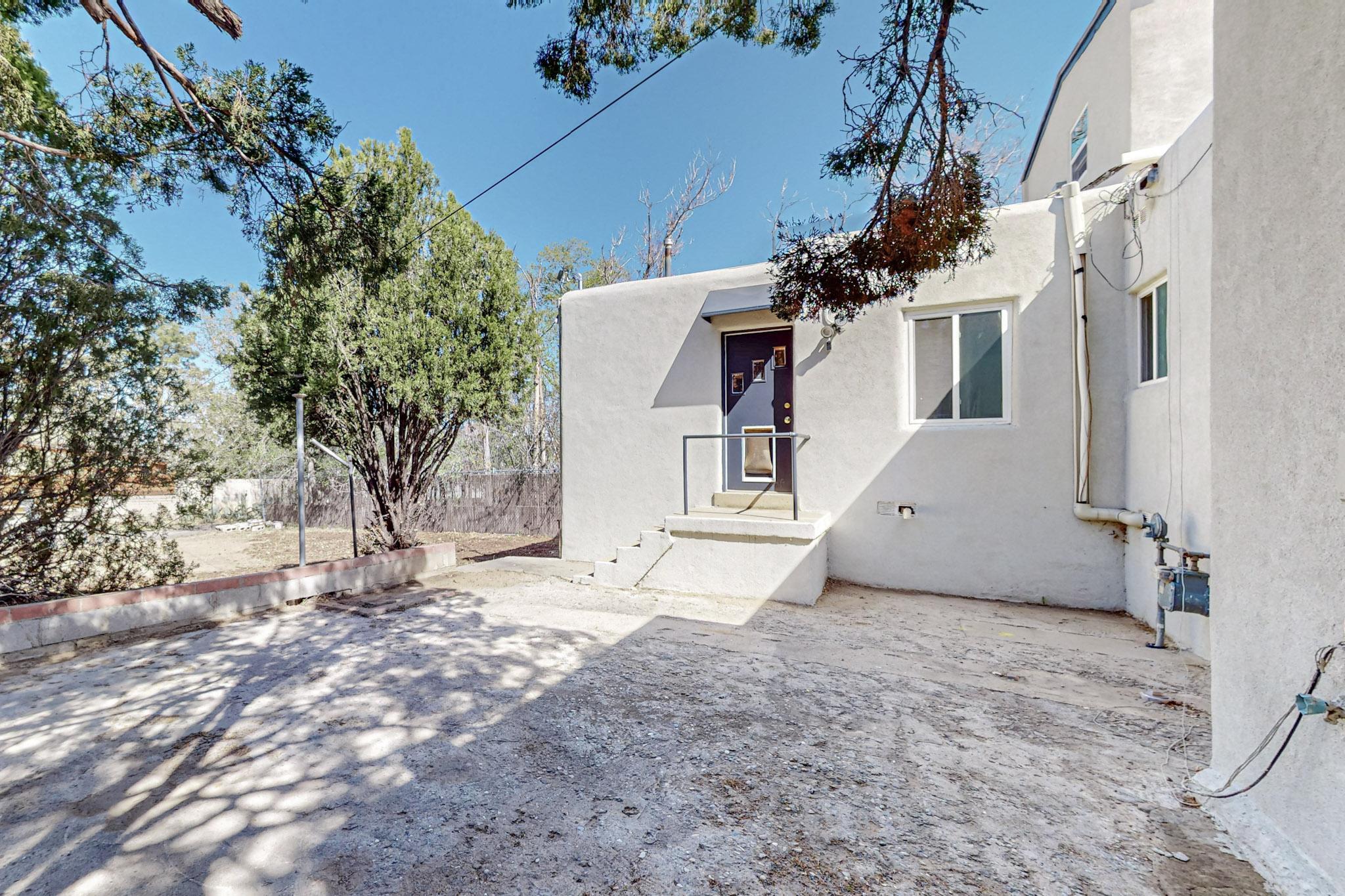 Photo 3 — 211 Amherst Drive SE