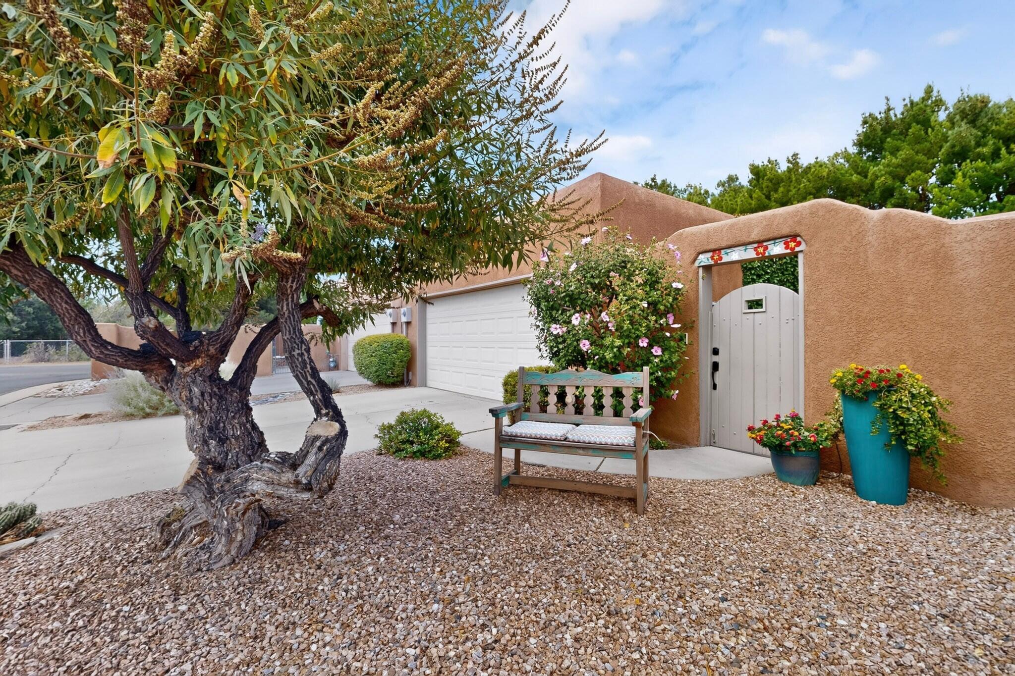 6603 Las Casitas Court NW, Los Ranchos, NM 87107