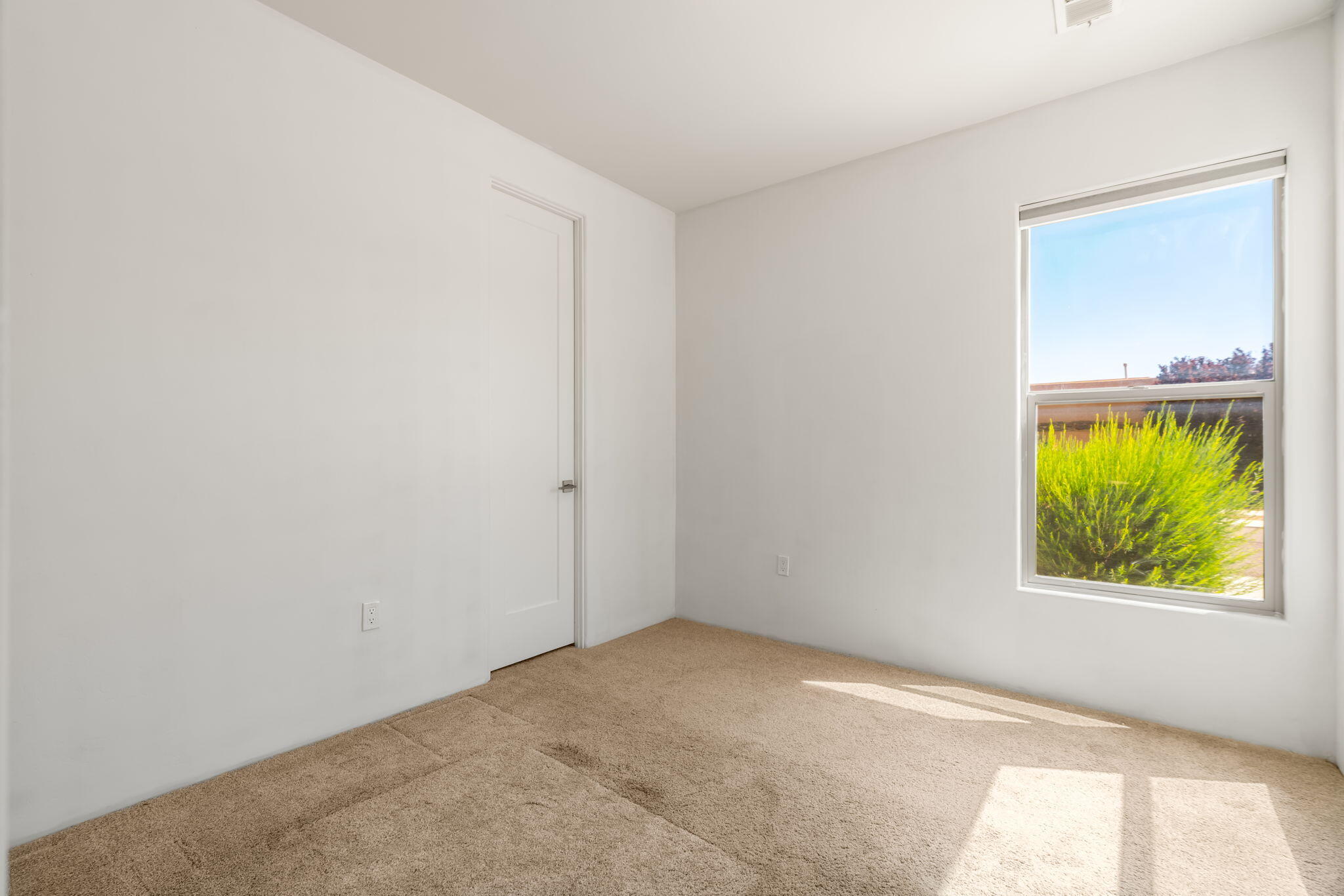 Photo 9 — 5939 Mafraq Avenue NW