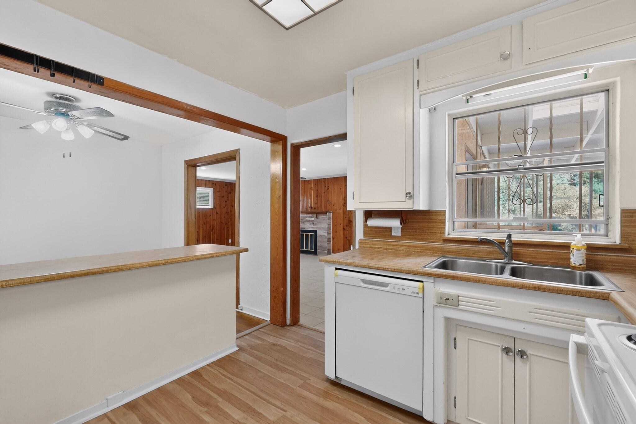 Photo 2 — 825 Dakota Street SE