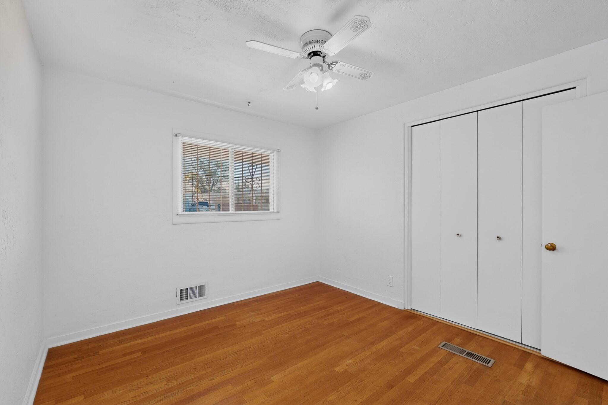 Photo 4 — 825 Dakota Street SE
