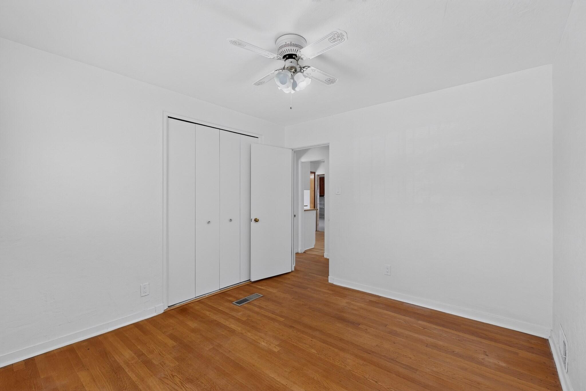 Photo 5 — 825 Dakota Street SE