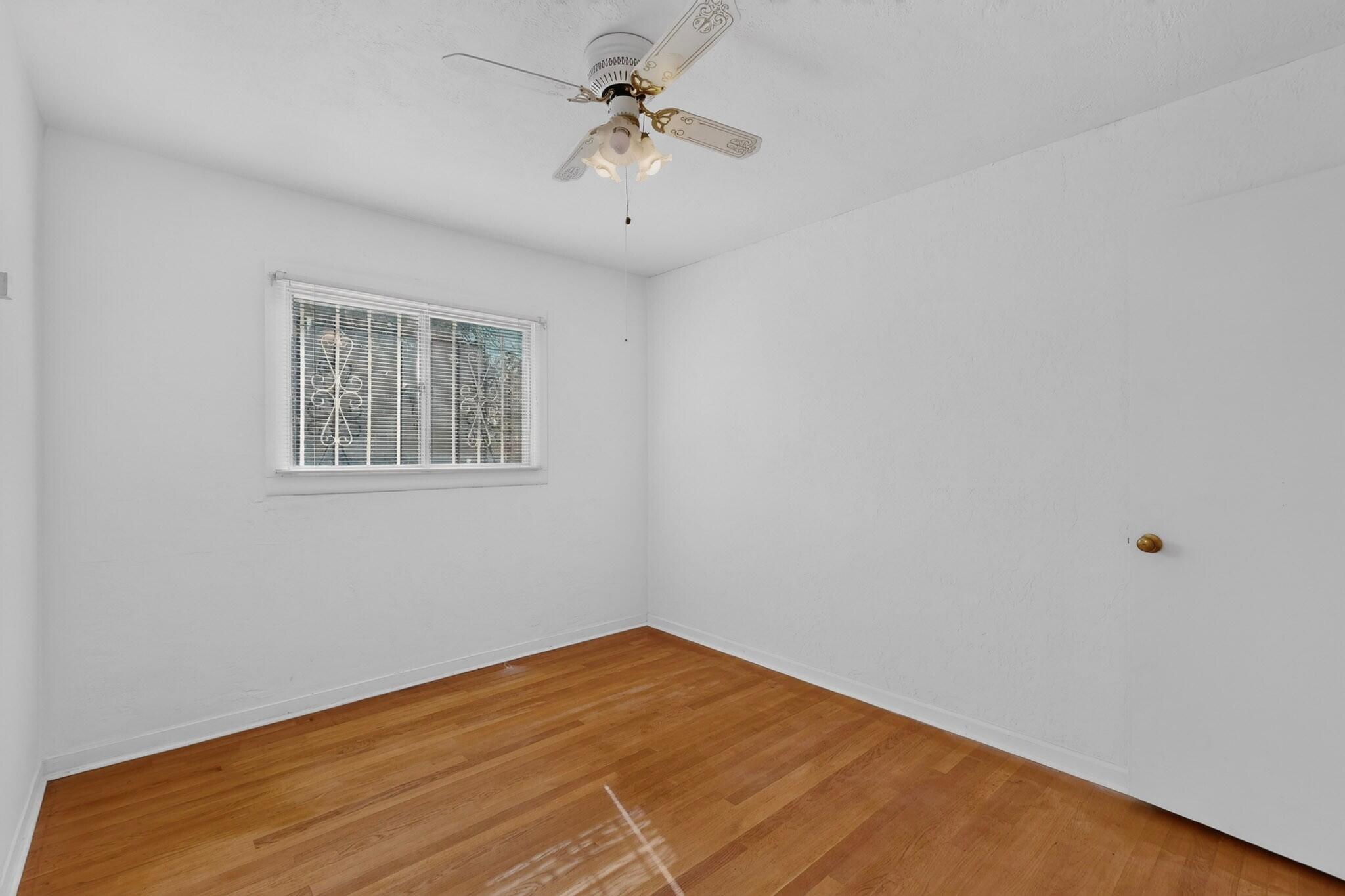 Photo 8 — 825 Dakota Street SE