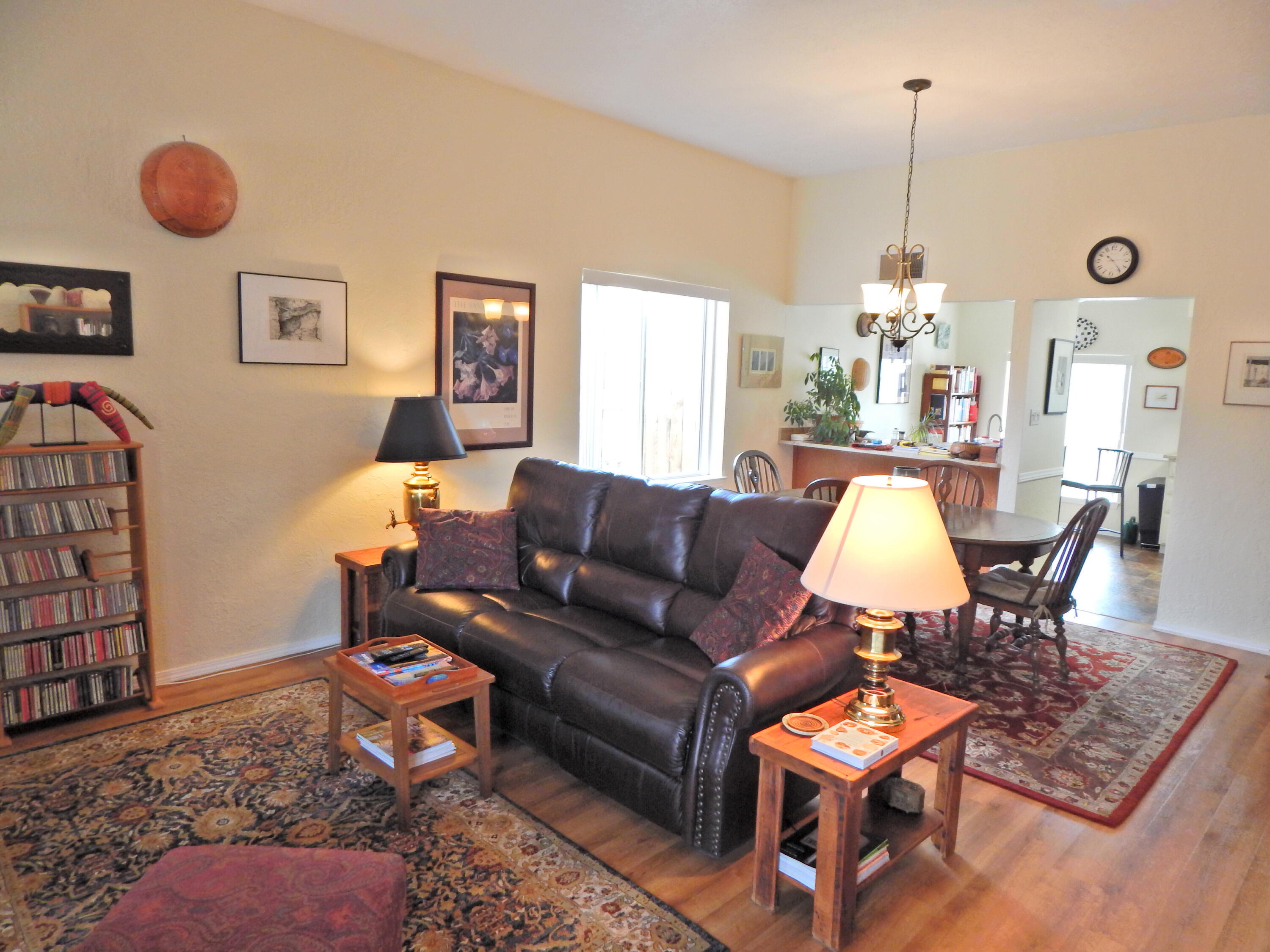 Photo 2 — 1605 Propps Street NE