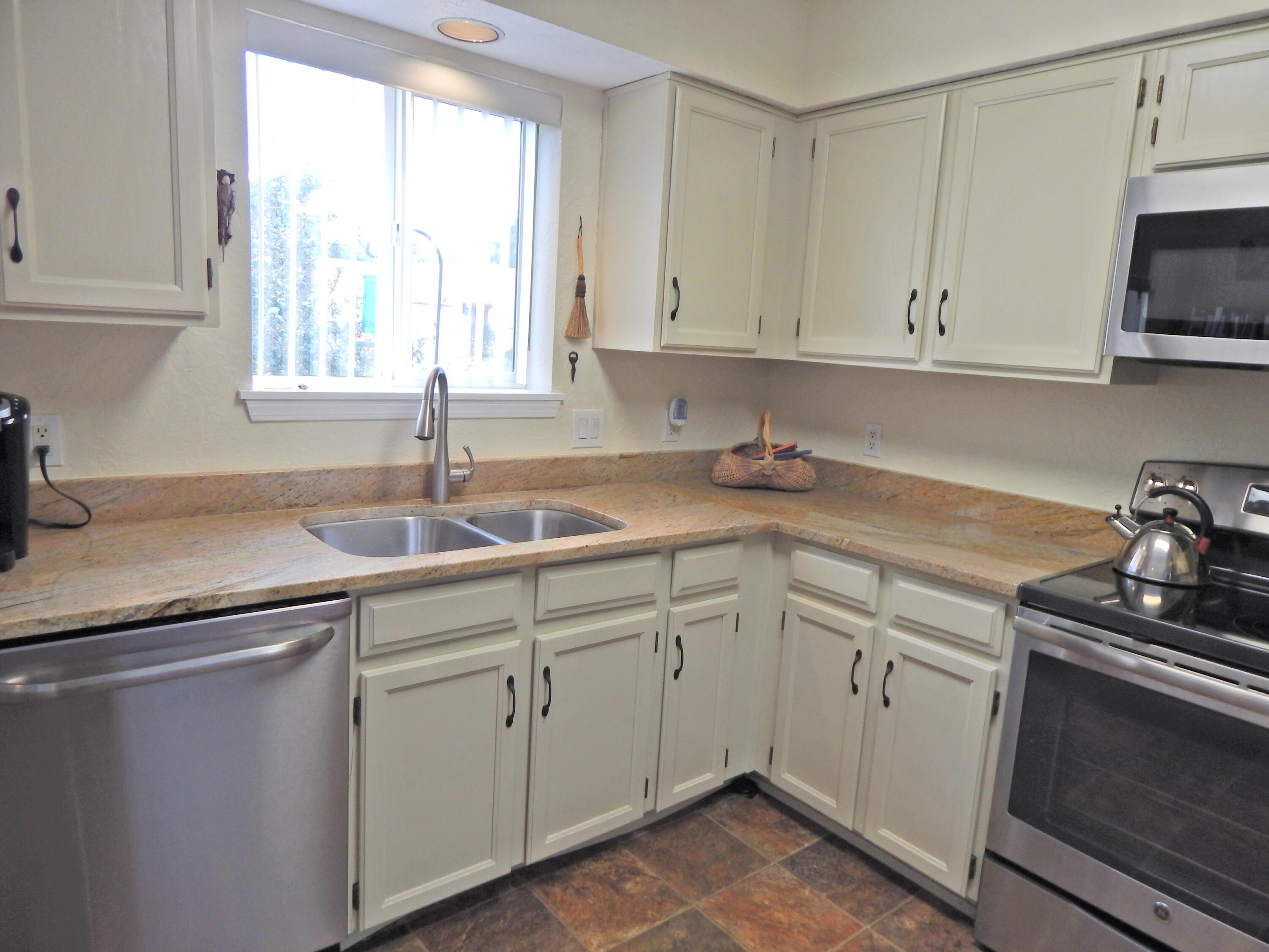 Photo 8 — 1605 Propps Street NE