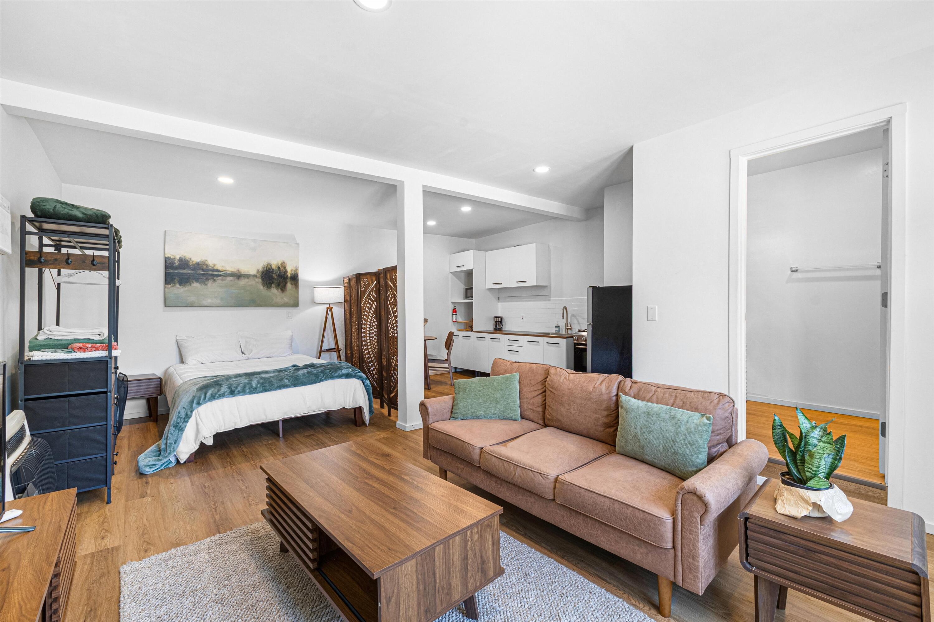 Photo 7 — 1100 Dartmouth Drive NE