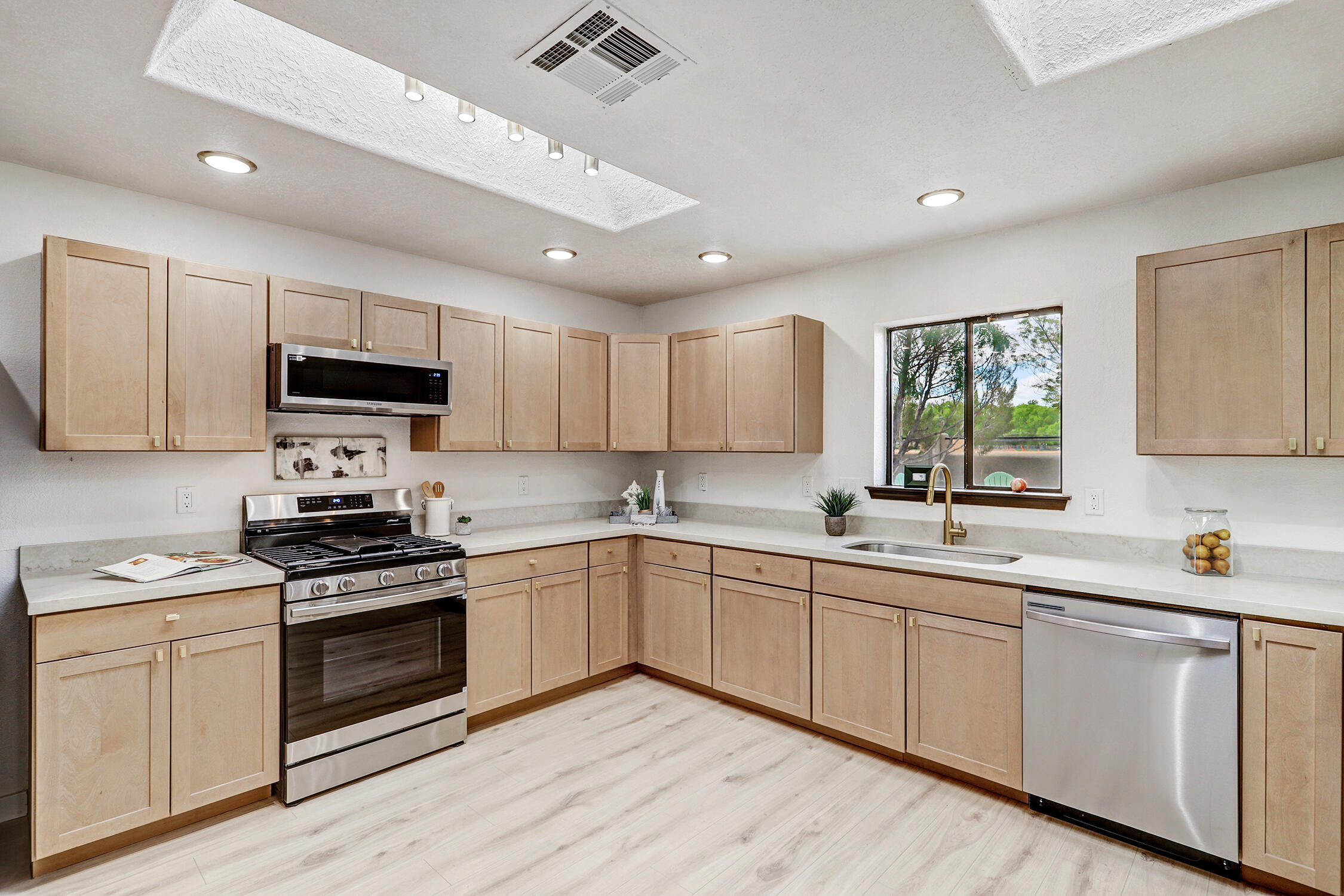 Photo 9 — 6425 Guadalupe Place NW