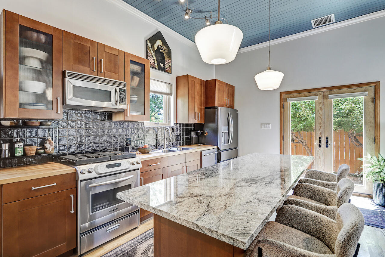 Photo 18 — 723 Marquette Avenue NW