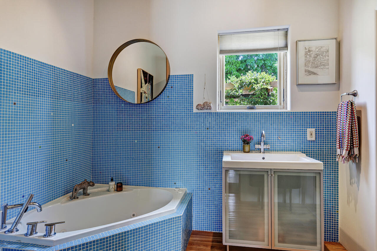 Photo 12 — 723 Marquette Avenue NW