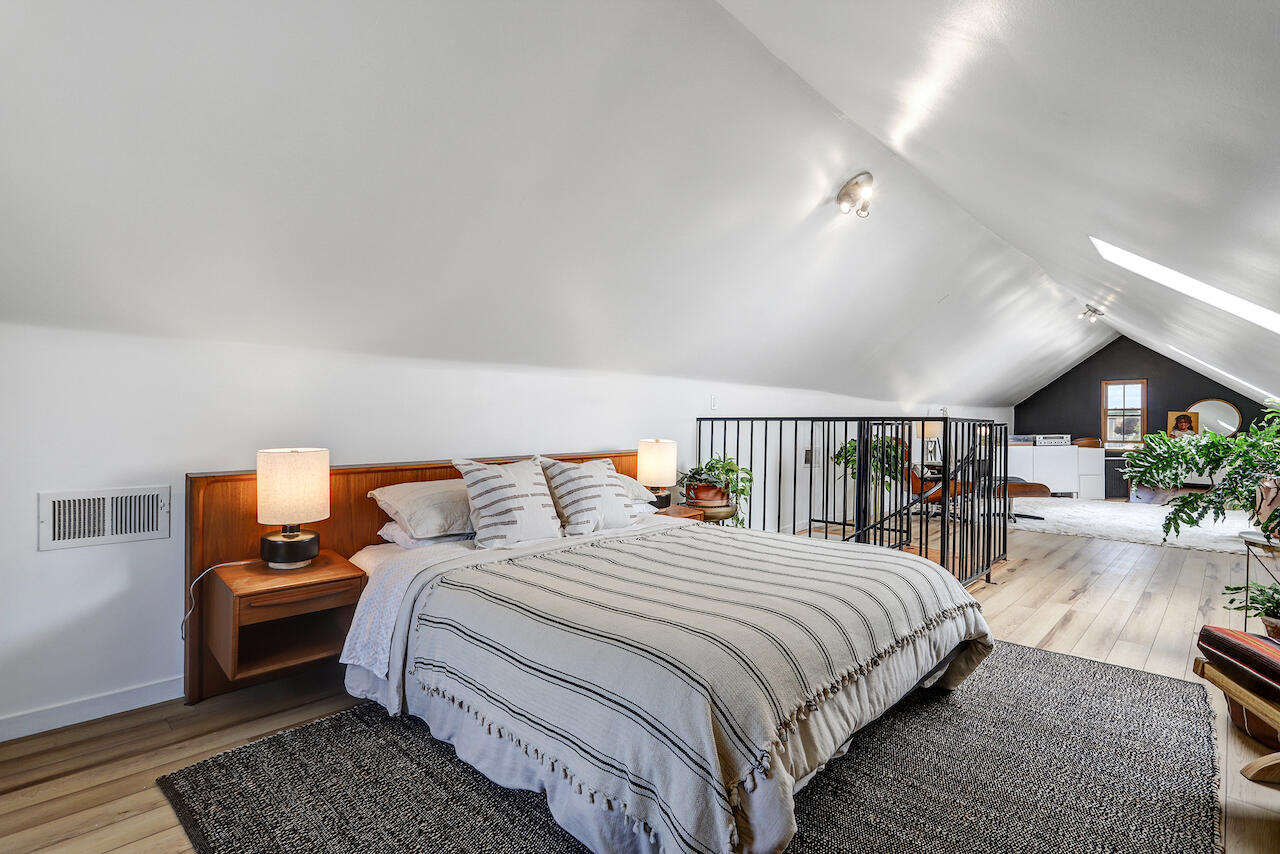 Photo 10 — 723 Marquette Avenue NW