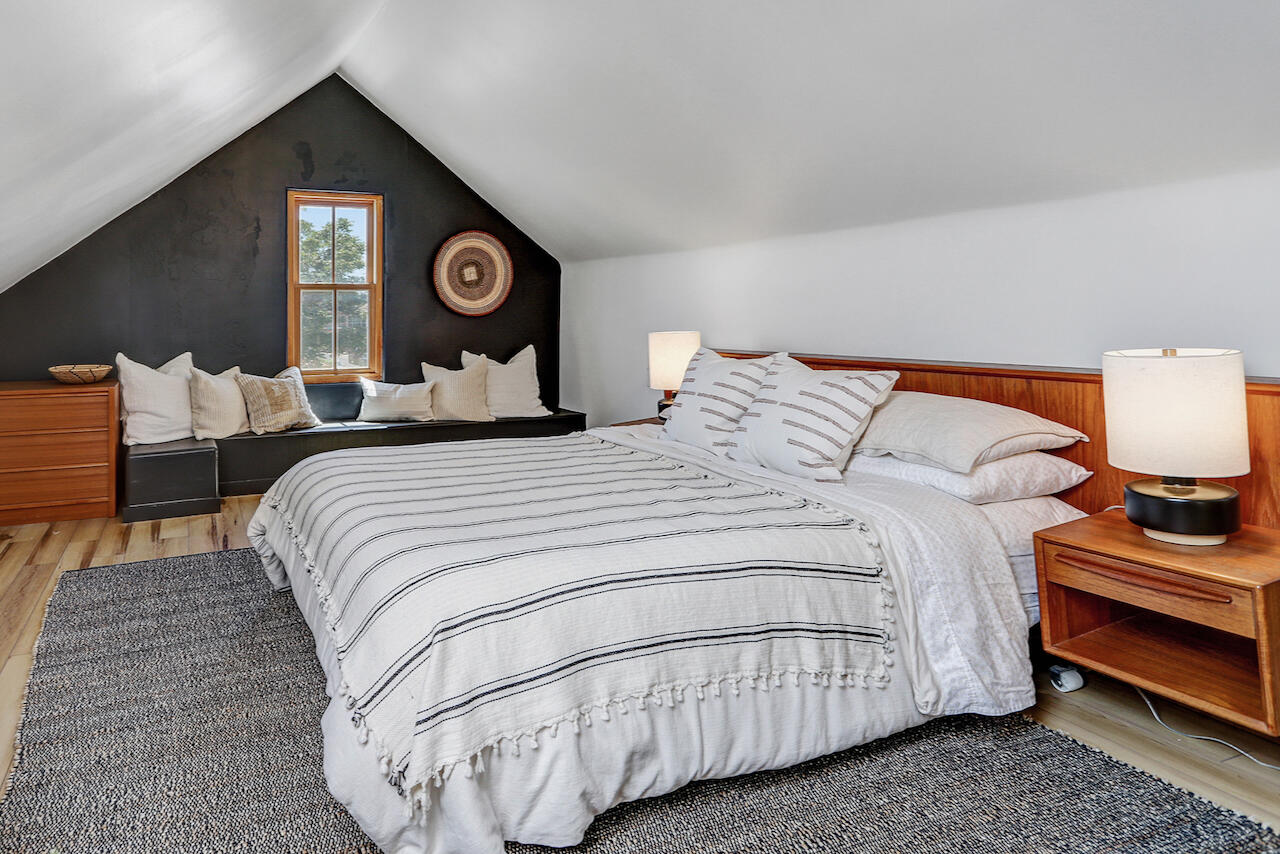 Photo 9 — 723 Marquette Avenue NW