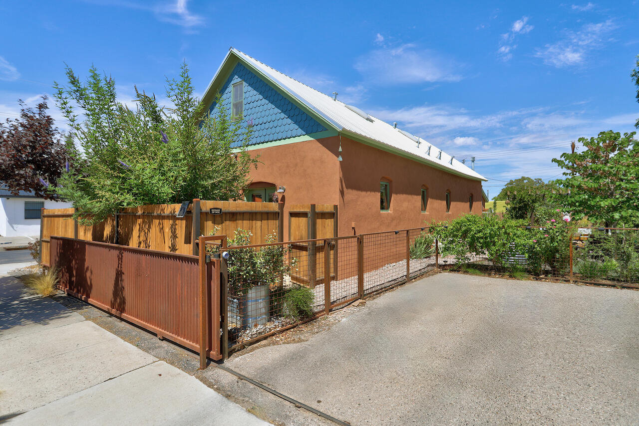 Photo 7 — 723 Marquette Avenue NW