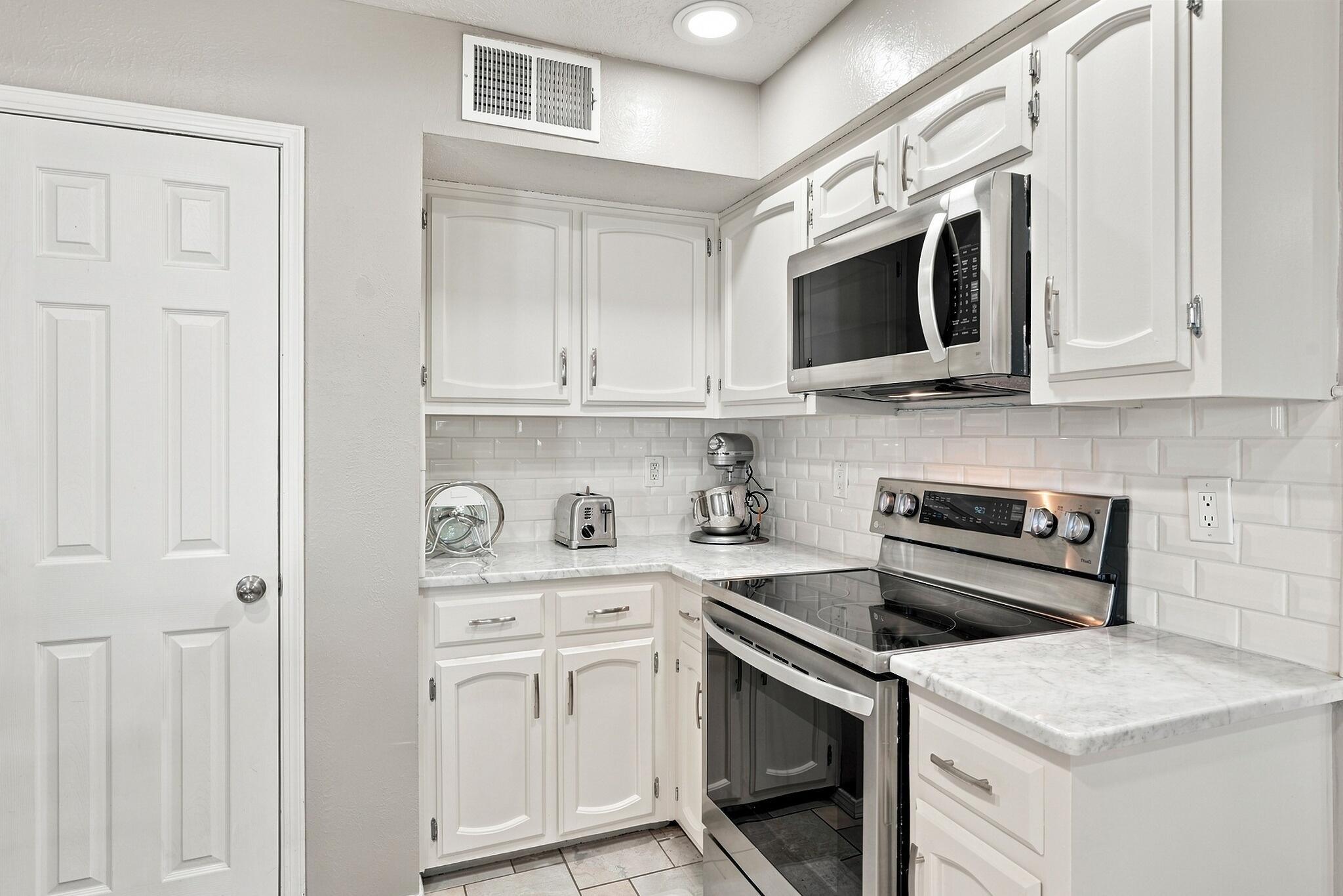 Photo 17 — 9404 Lona Lane NE