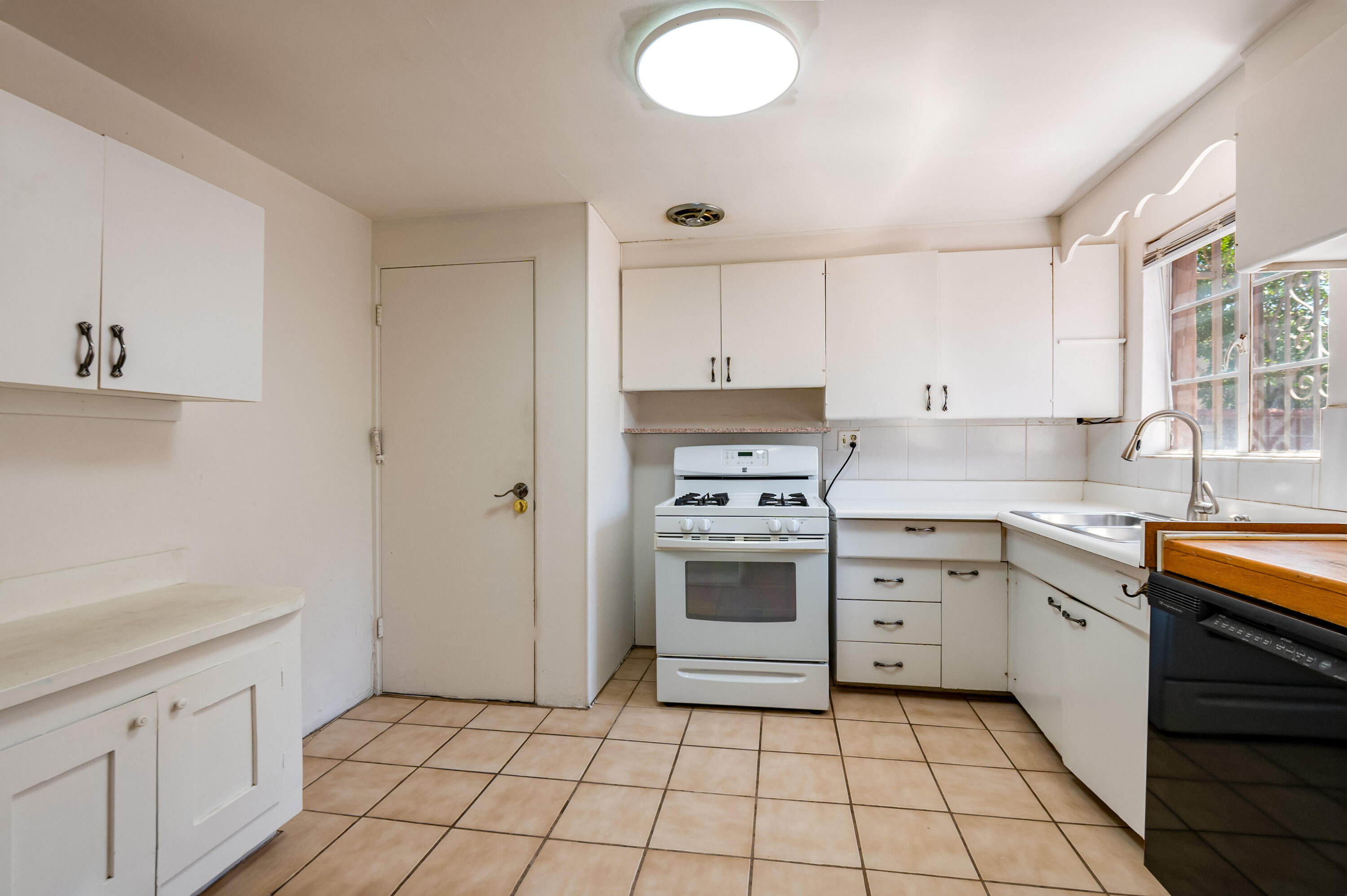 Photo 15 — 6104 Aztec Road NE