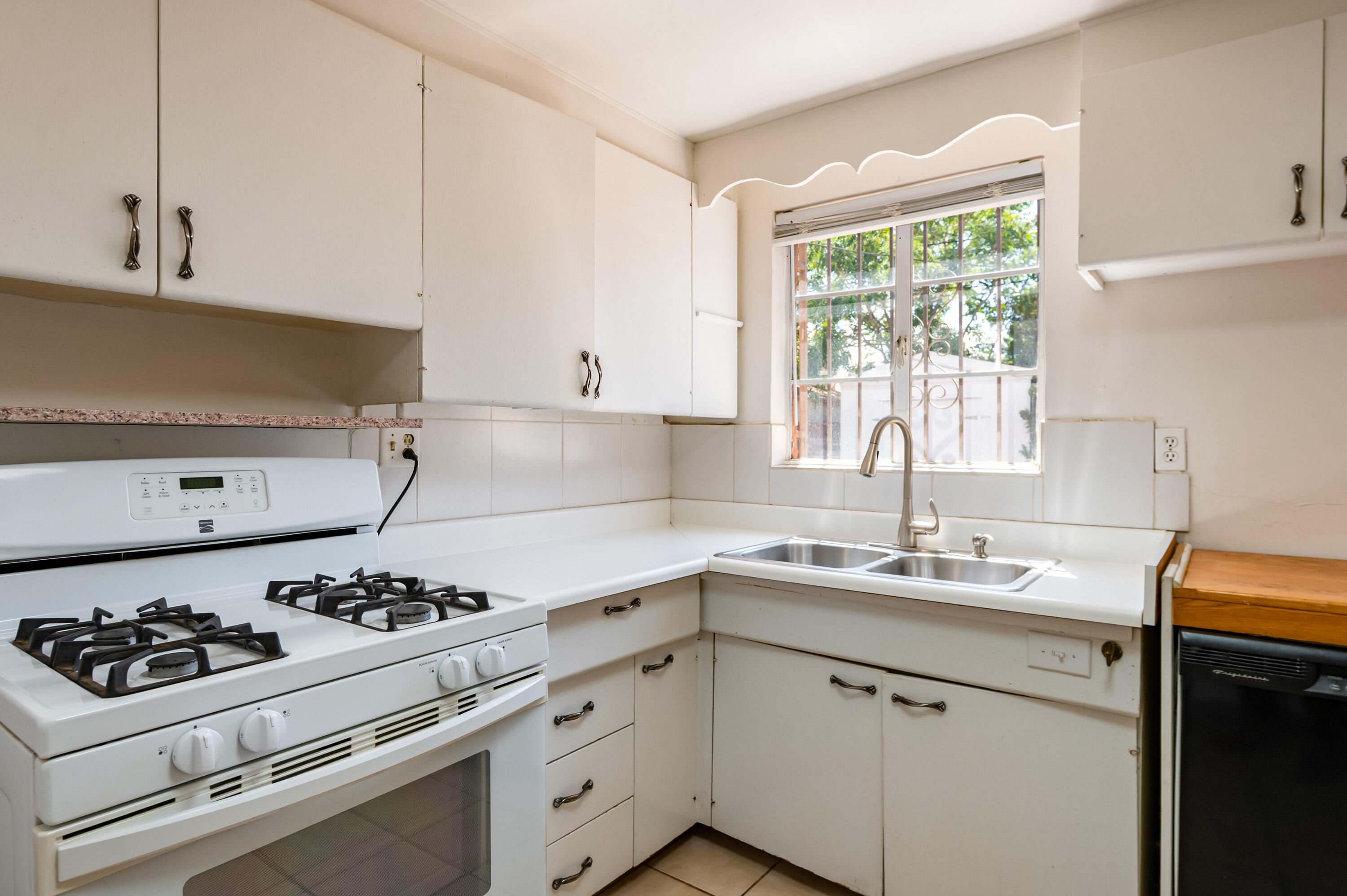 Photo 13 — 6104 Aztec Road NE