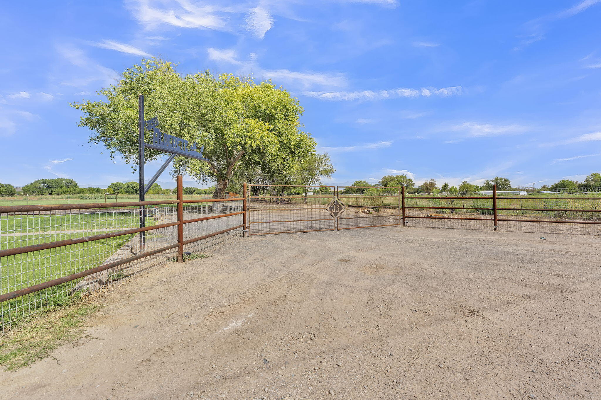 26 Weaver Road, Peralta, NM 87042