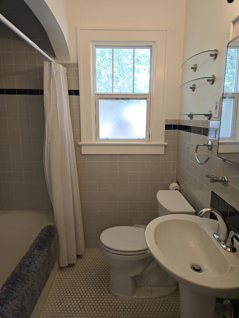 Photo 4 — 2909 Campus Boulevard NE