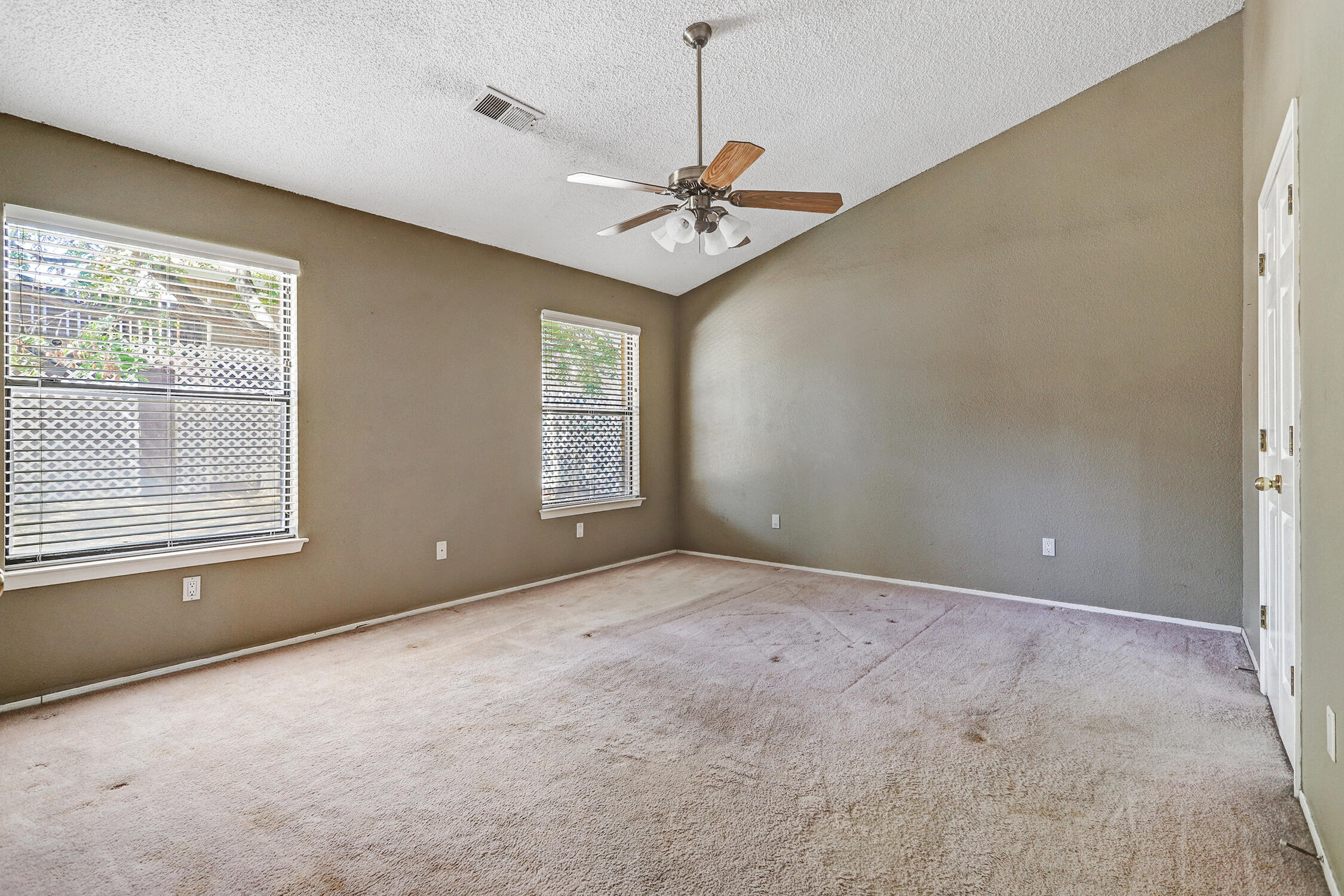 Photo 16 — 5305 Tamariz Drive NW