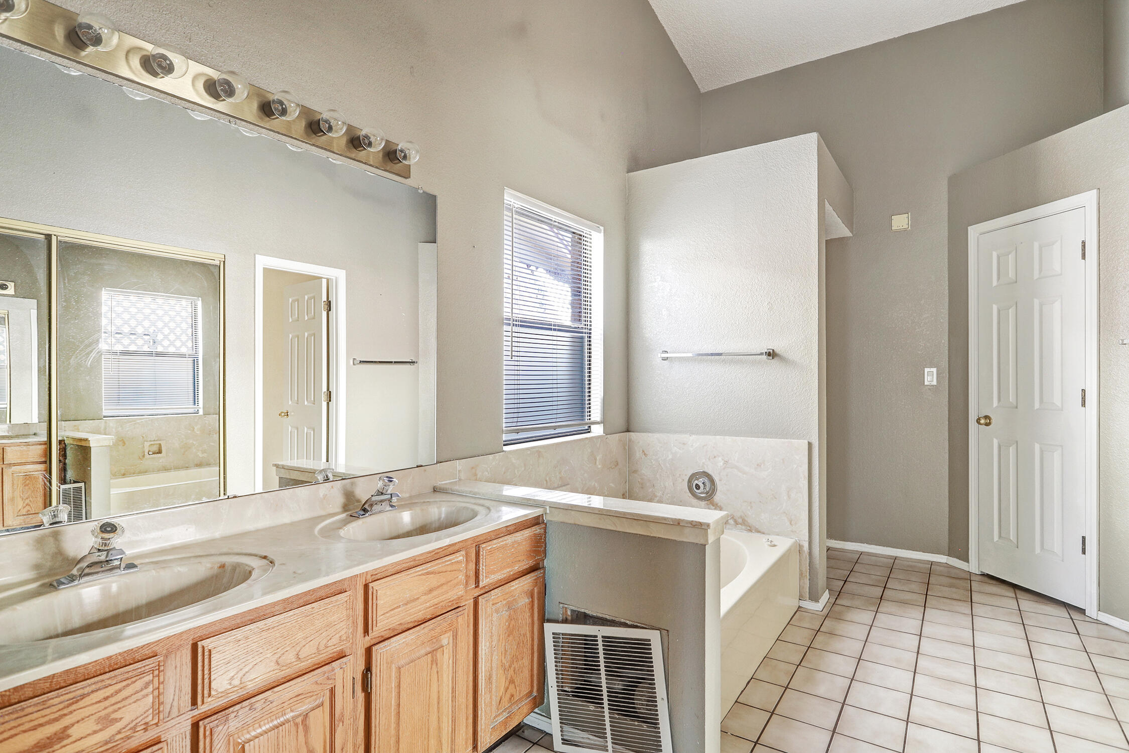 Photo 14 — 5305 Tamariz Drive NW