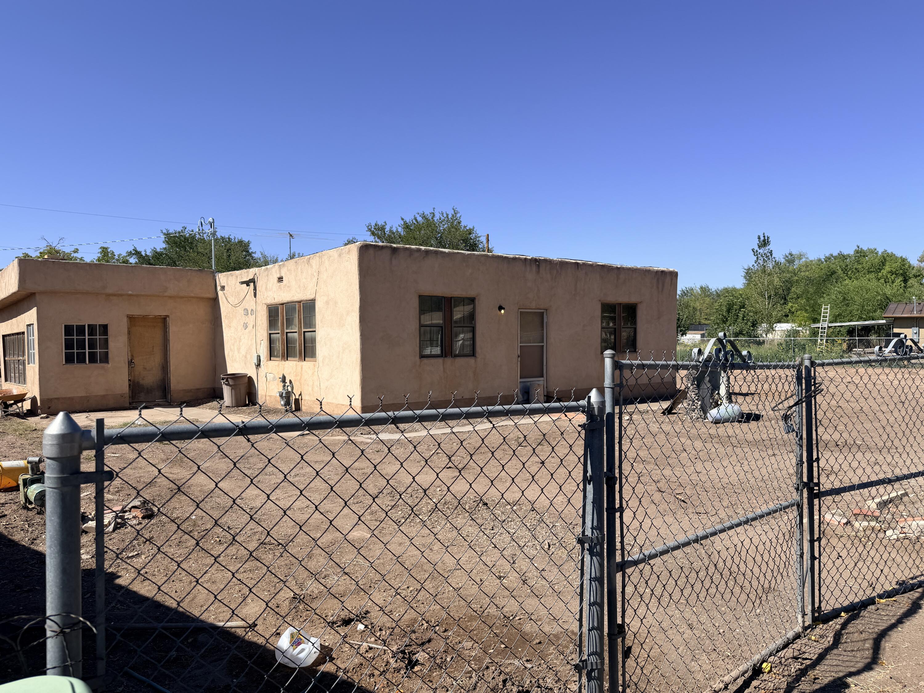 1112 Landon Drive SW, Albuquerque, NM 87105