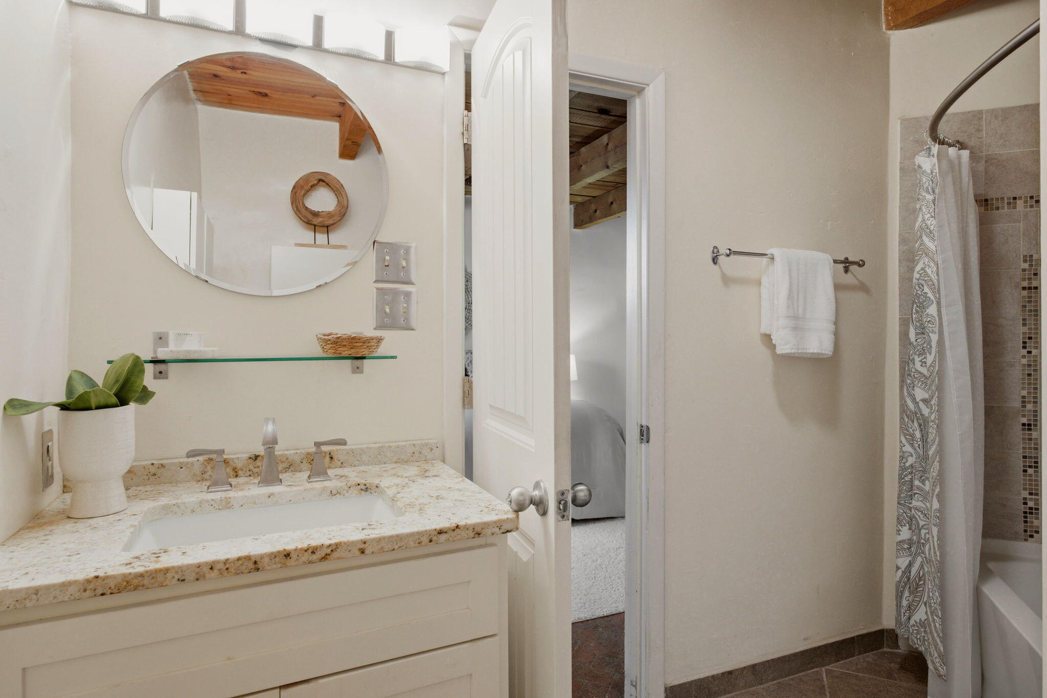 Photo 14 — 3939 Rio Grande Boulevard NW 47