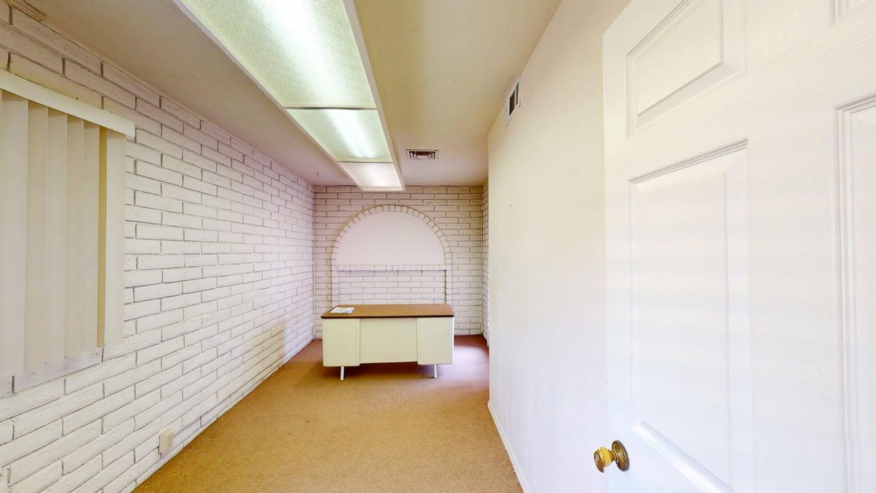 Photo 15 — 9301 Candelaria Road NE