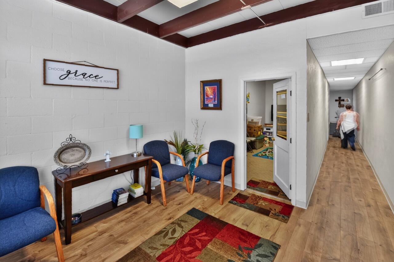 Photo 10 — 9301 Candelaria Road NE