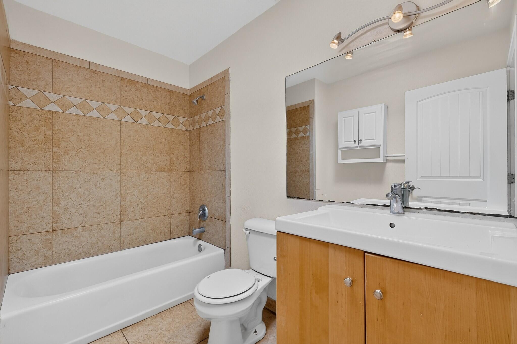 Photo 11 — 517 Madison Place SE